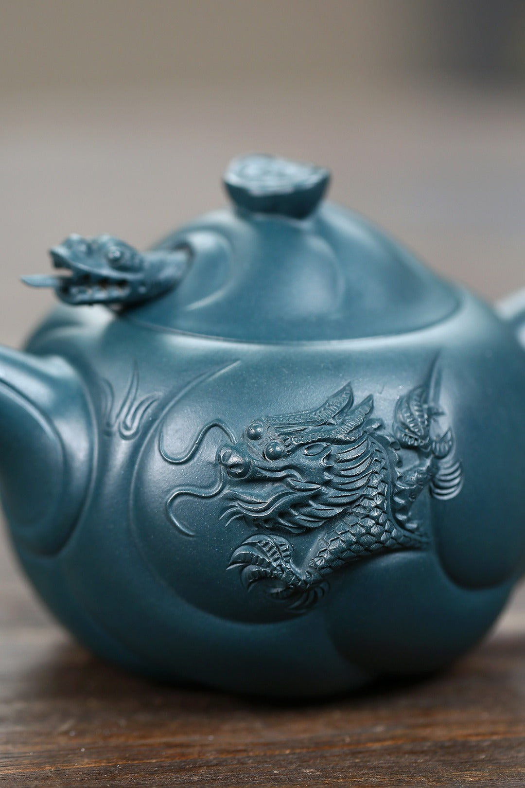 高工佳作！！ 《鱼化龙》 国家级高级工艺美术师 蒋亚平 原矿墨绿泥，320cc，菱形9孔出水