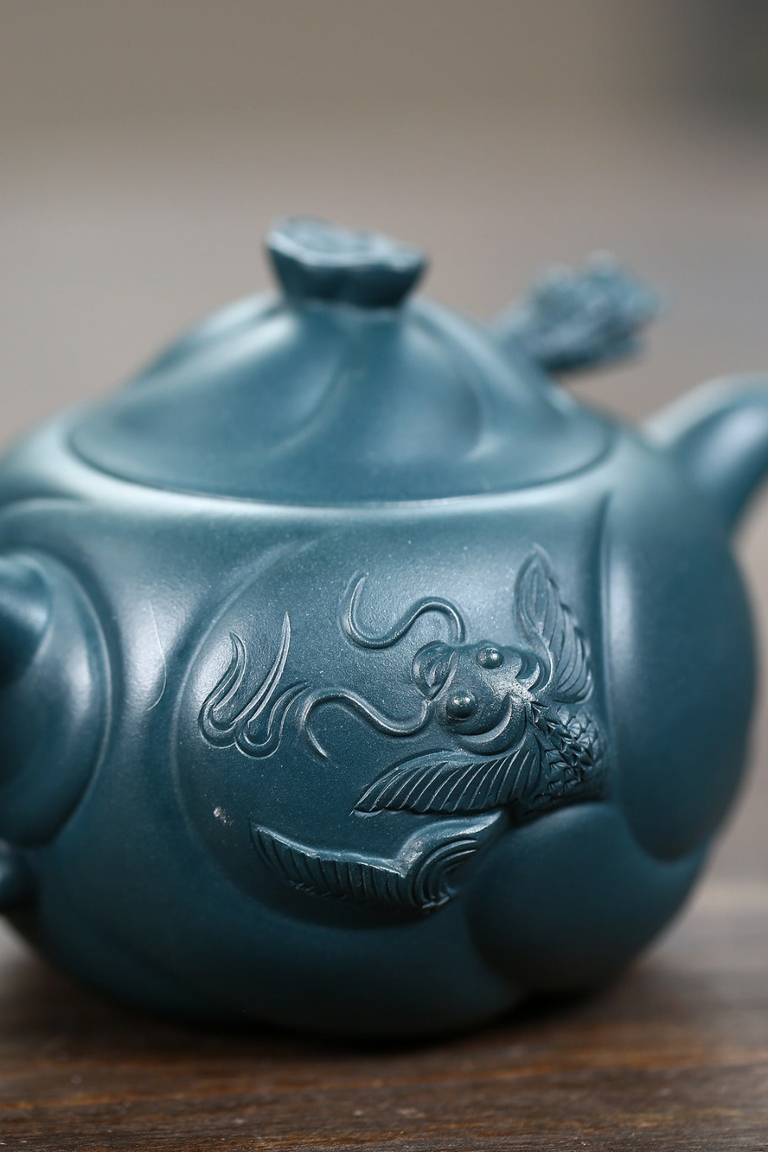 高工佳作！！ 《鱼化龙》 国家级高级工艺美术师 蒋亚平 原矿墨绿泥，320cc，菱形9孔出水