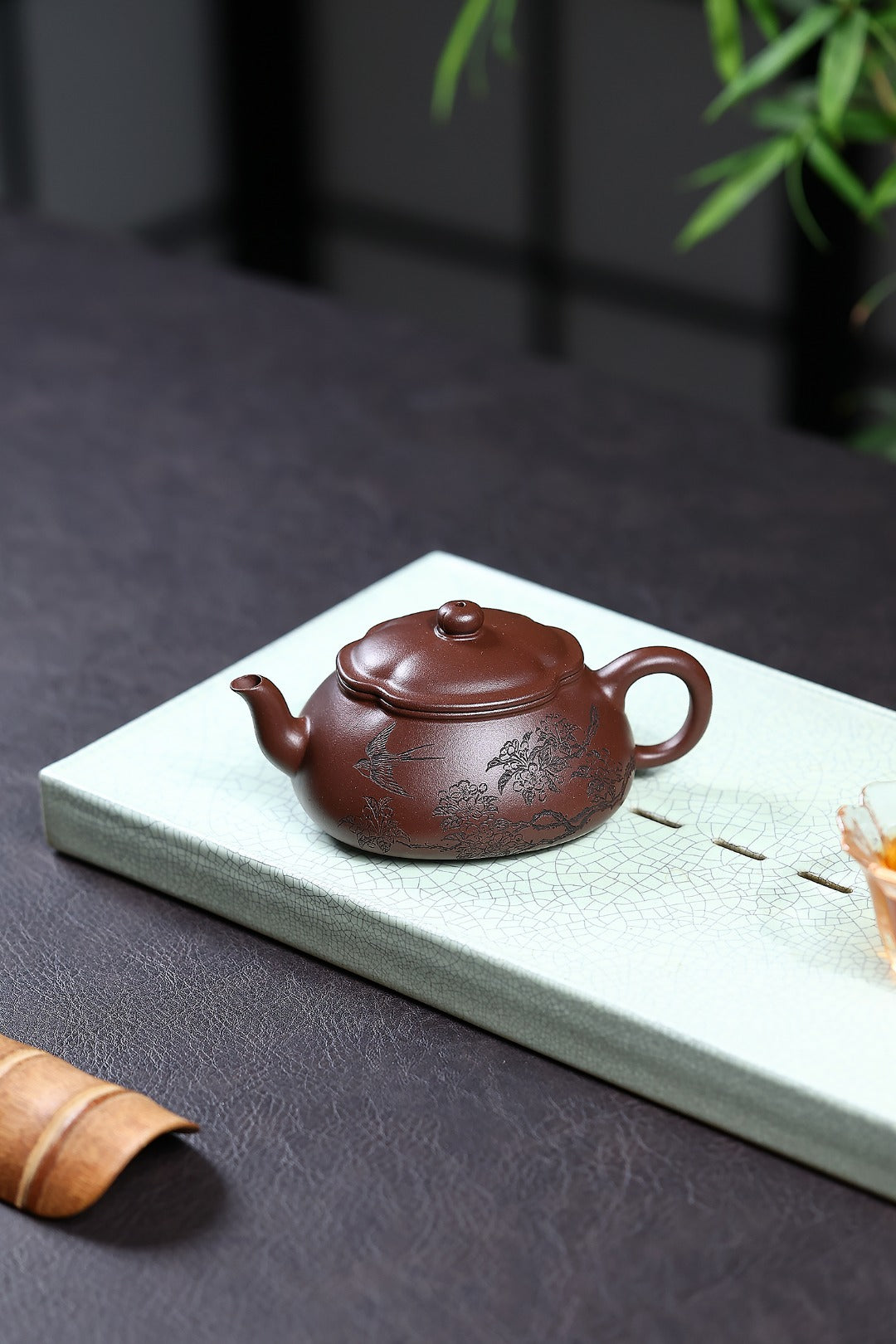 新品首发！！ 《海棠春燕》 国家级工艺美术师 鲍玉华 装饰：李玮（江苏省陶瓷艺术大师，正高）