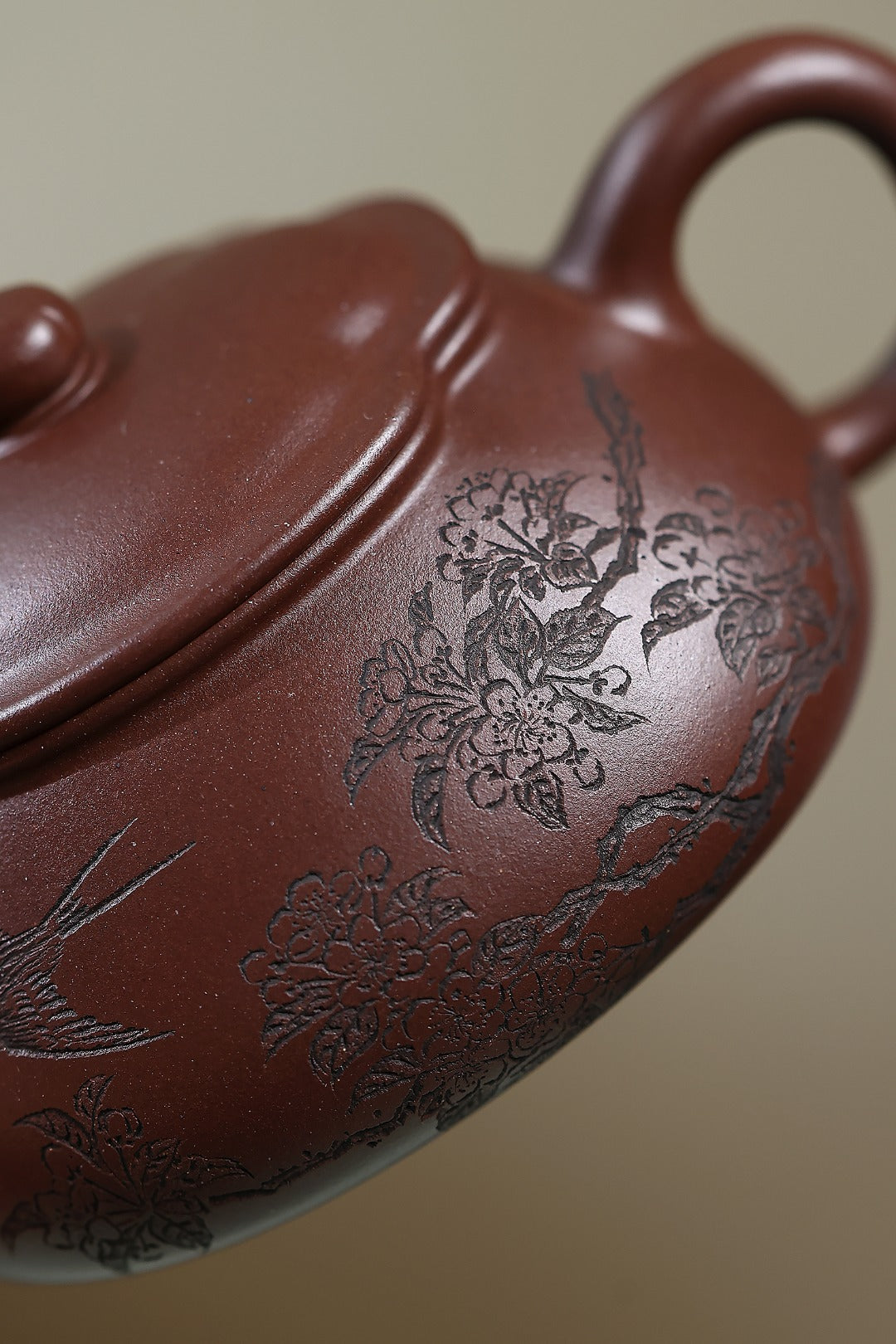 新品首发！！ 《海棠春燕》 国家级工艺美术师 鲍玉华 装饰：李玮（江苏省陶瓷艺术大师，正高）