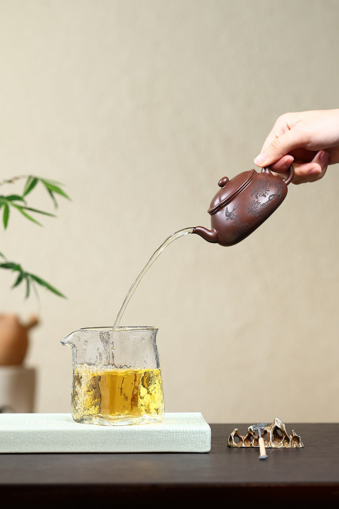 新品首发！！ 《海棠春燕》 国家级工艺美术师 鲍玉华 装饰：李玮（江苏省陶瓷艺术大师，正高）