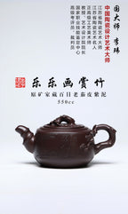 《乐乐画赏竹》 作者简介：李玮 中国陶瓷设计艺术大师 正高级工艺美术师 作品简介：原矿家藏百目老茄皮紫泥，550cc，菱形14孔出水