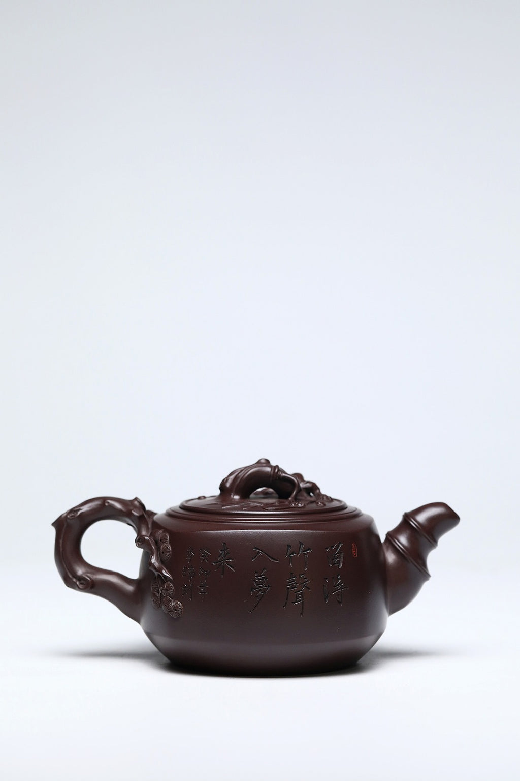 《乐乐画赏竹》 作者简介：李玮 中国陶瓷设计艺术大师 正高级工艺美术师 作品简介：原矿家藏百目老茄皮紫泥，550cc，菱形14孔出水