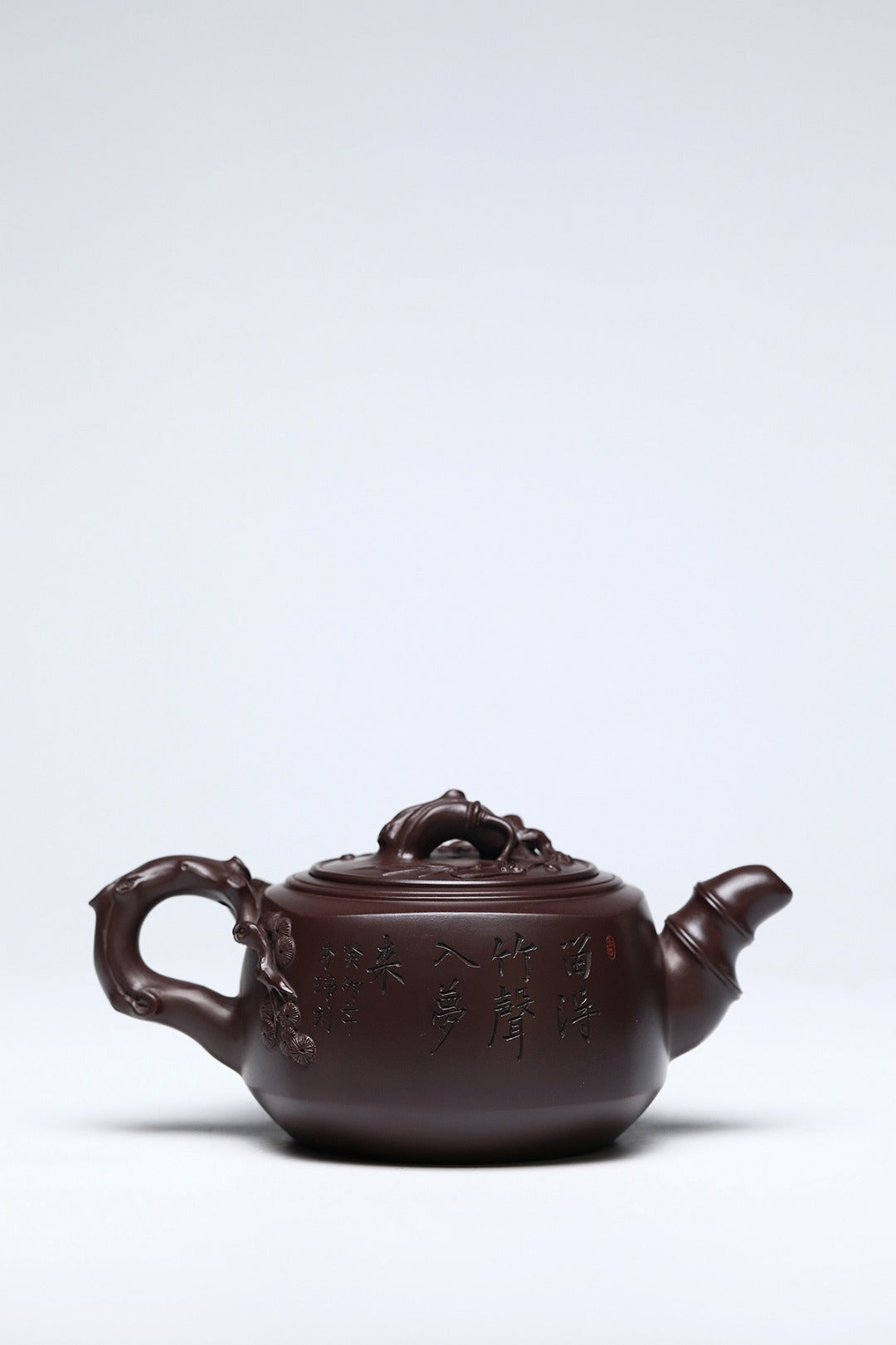 《乐乐画赏竹》 作者简介：李玮 中国陶瓷设计艺术大师 正高级工艺美术师 作品简介：原矿家藏百目老茄皮紫泥，550cc，菱形14孔出水