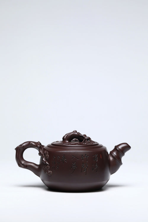 《乐乐画赏竹》 作者简介：李玮 中国陶瓷设计艺术大师 正高级工艺美术师 作品简介：原矿家藏百目老茄皮紫泥，550cc，菱形14孔出水