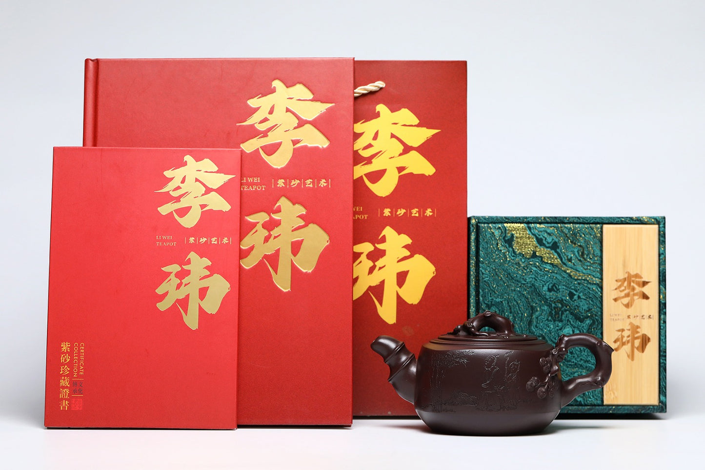 《乐乐画赏竹》 作者简介：李玮 中国陶瓷设计艺术大师 正高级工艺美术师 作品简介：原矿家藏百目老茄皮紫泥，550cc，菱形14孔出水