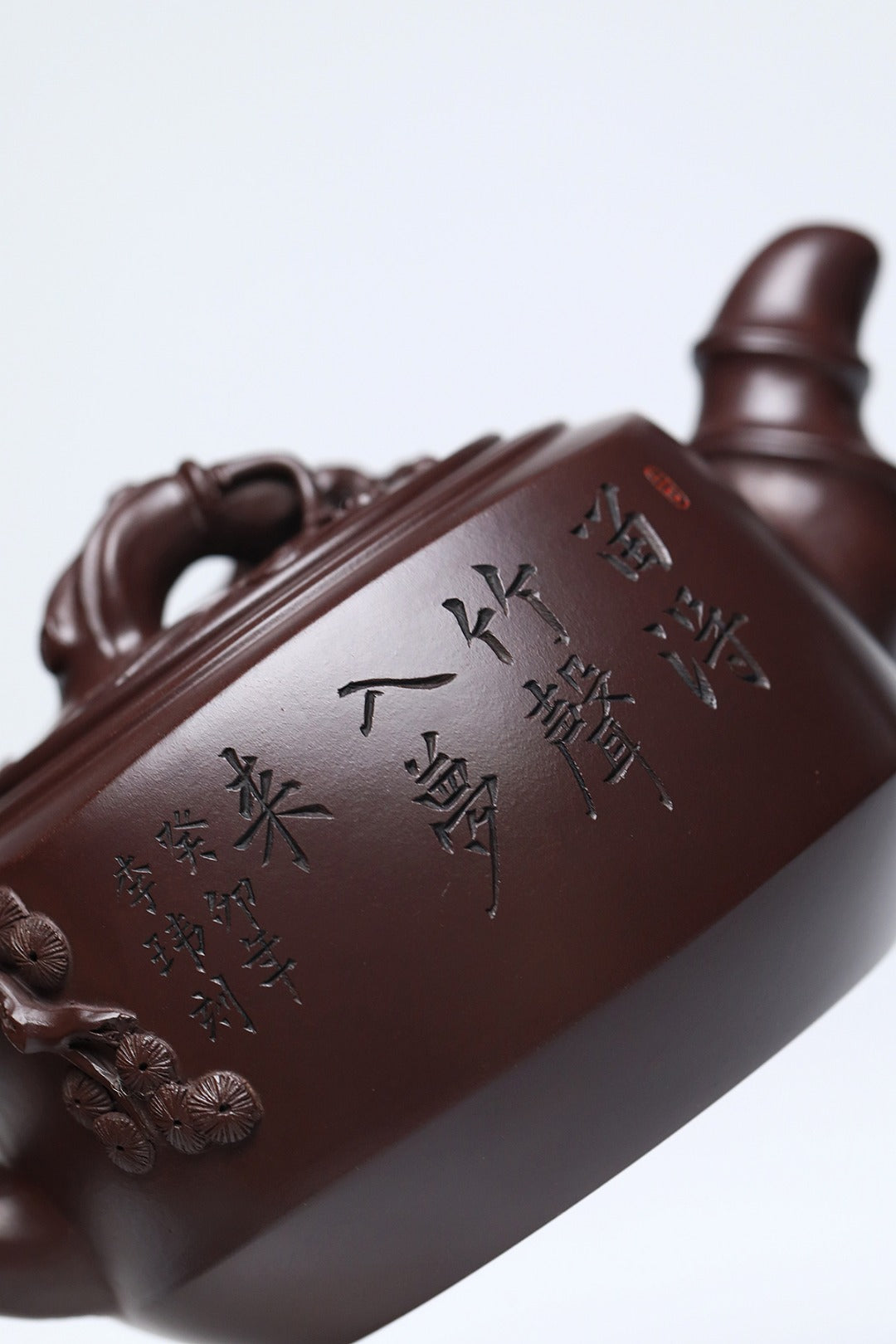 《乐乐画赏竹》 作者简介：李玮 中国陶瓷设计艺术大师 正高级工艺美术师 作品简介：原矿家藏百目老茄皮紫泥，550cc，菱形14孔出水