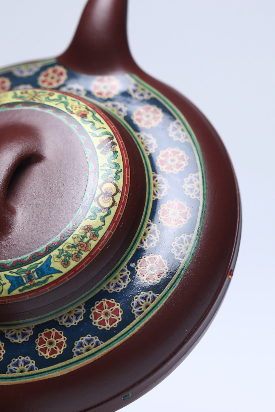 国大、省大重器推荐！！ 《线圆》 作者简介：李玮 中国陶瓷设计艺术大师 原矿陈腐40年四号井底槽清，540cc，菱形9孔出水