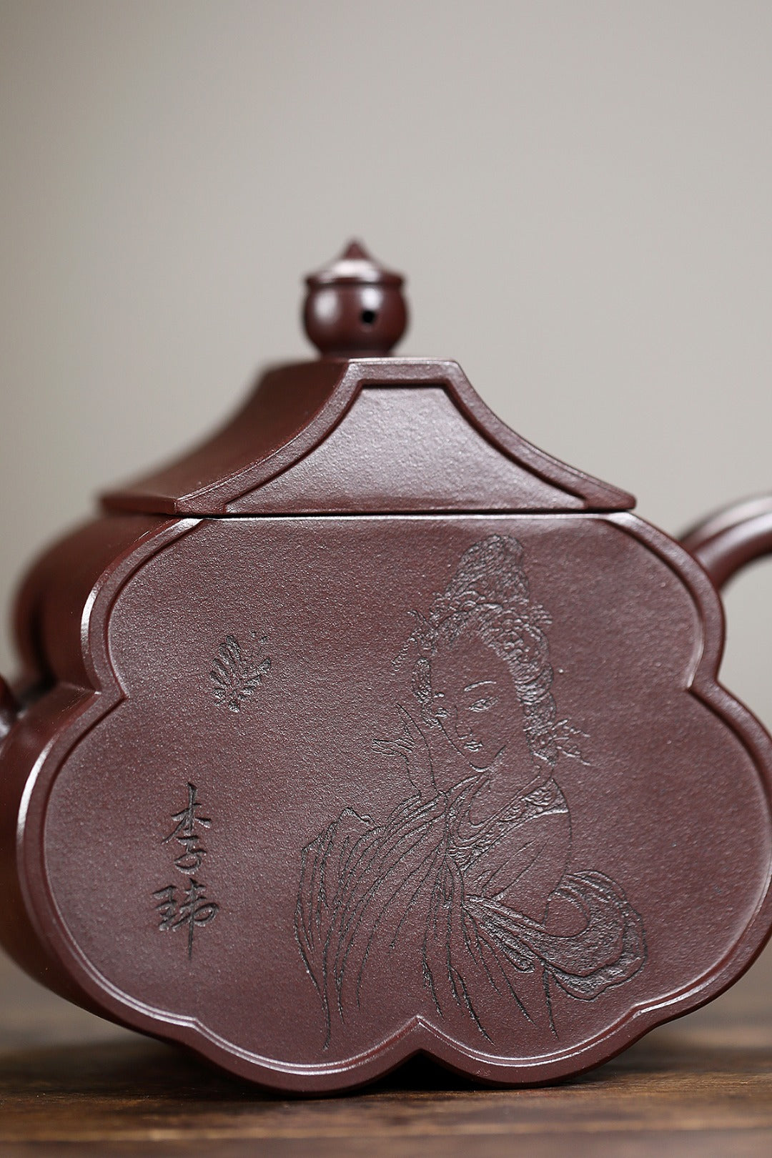 《梦回大唐》 王敏（正高级工艺美术师）装饰：李玮（江苏省陶瓷艺术大师，正高）原矿黄龙山天星紫泥，500cc，并列12孔出水