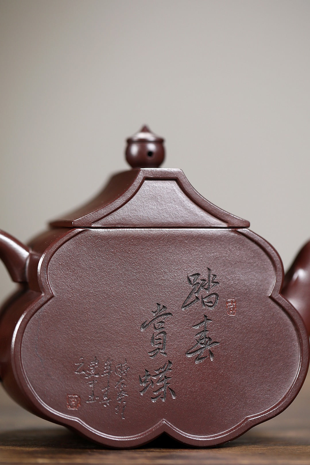 《梦回大唐》 王敏（正高级工艺美术师）装饰：李玮（江苏省陶瓷艺术大师，正高）原矿黄龙山天星紫泥，500cc，并列12孔出水