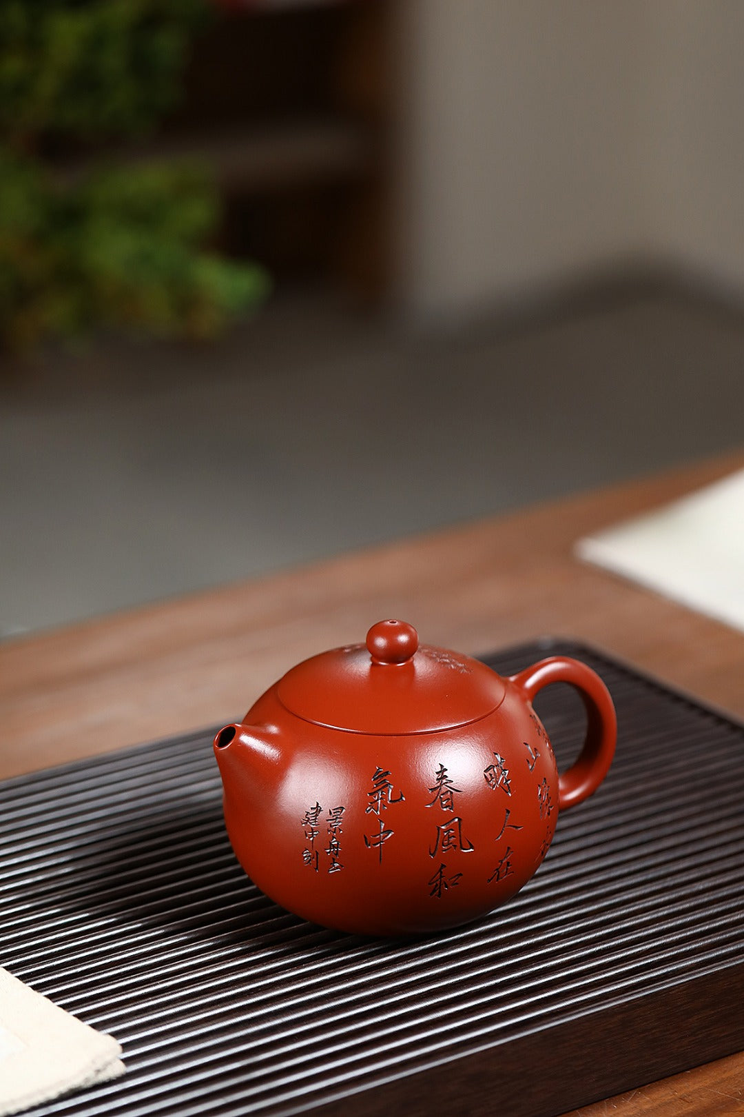 《和气西施》 王敏（正高级工艺美术师）高建中（正高级乡村振兴技艺师） 作品简介：90年景舟大红袍，690cc，菱形23孔出水