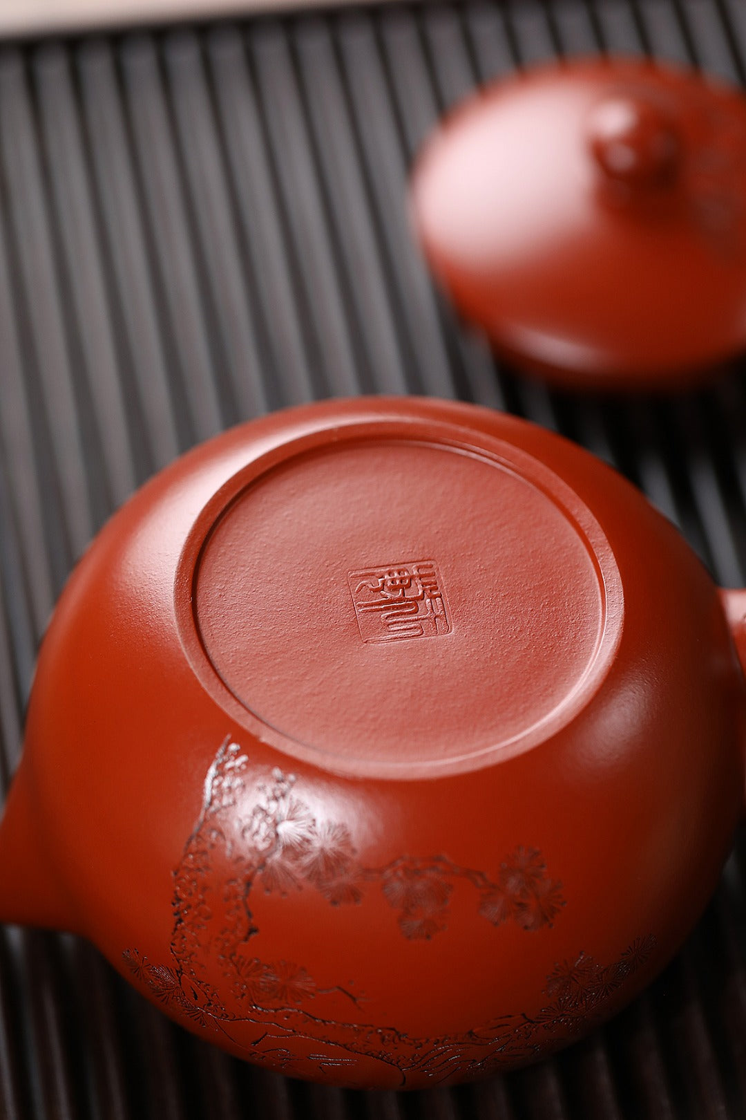 《和气西施》 王敏（正高级工艺美术师）高建中（正高级乡村振兴技艺师） 作品简介：90年景舟大红袍，690cc，菱形23孔出水