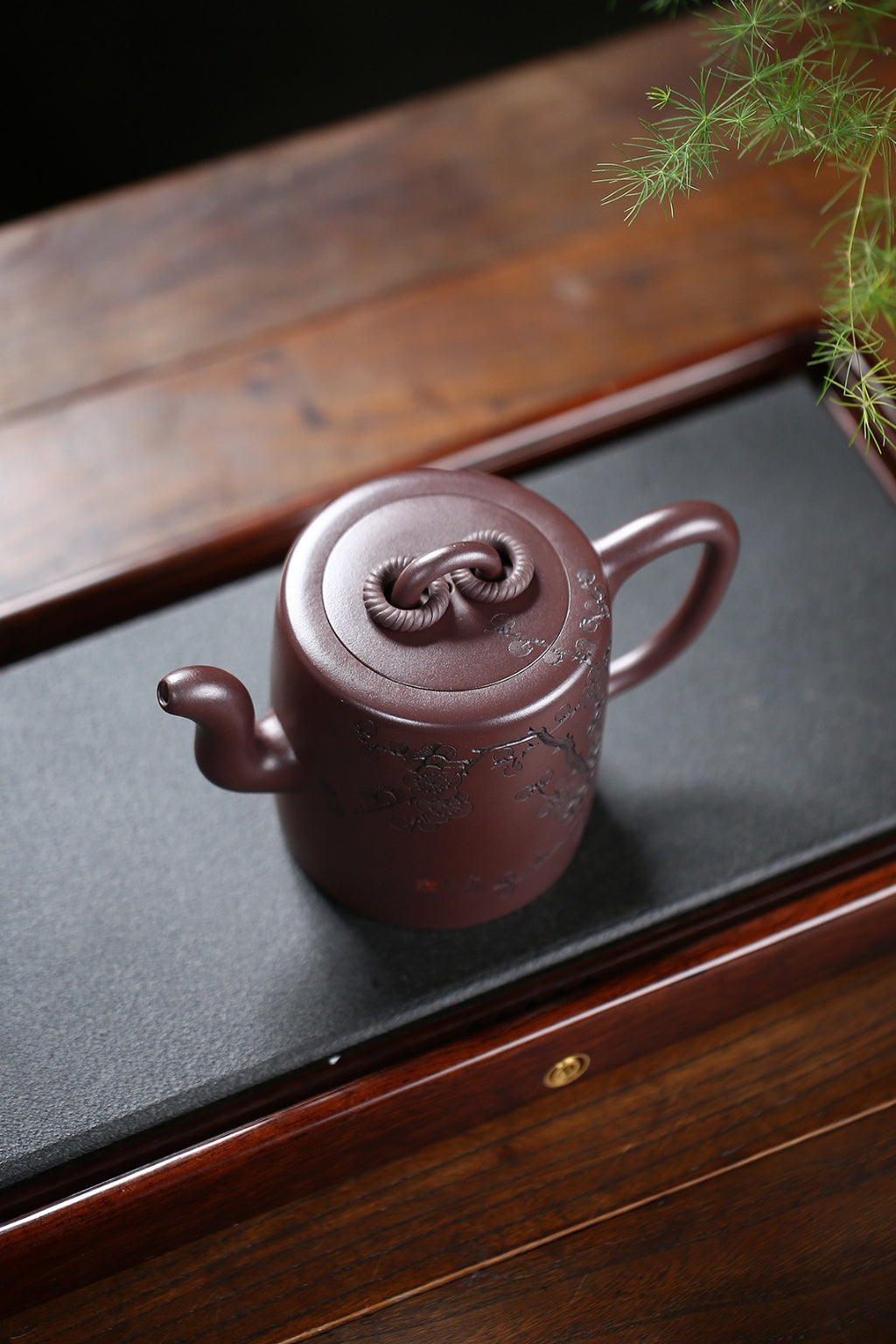 《墨梅双圈》 作者简介：高建中 研究员级高级工艺美术师 原矿老茄皮紫泥，520cc，菱形14孔出水