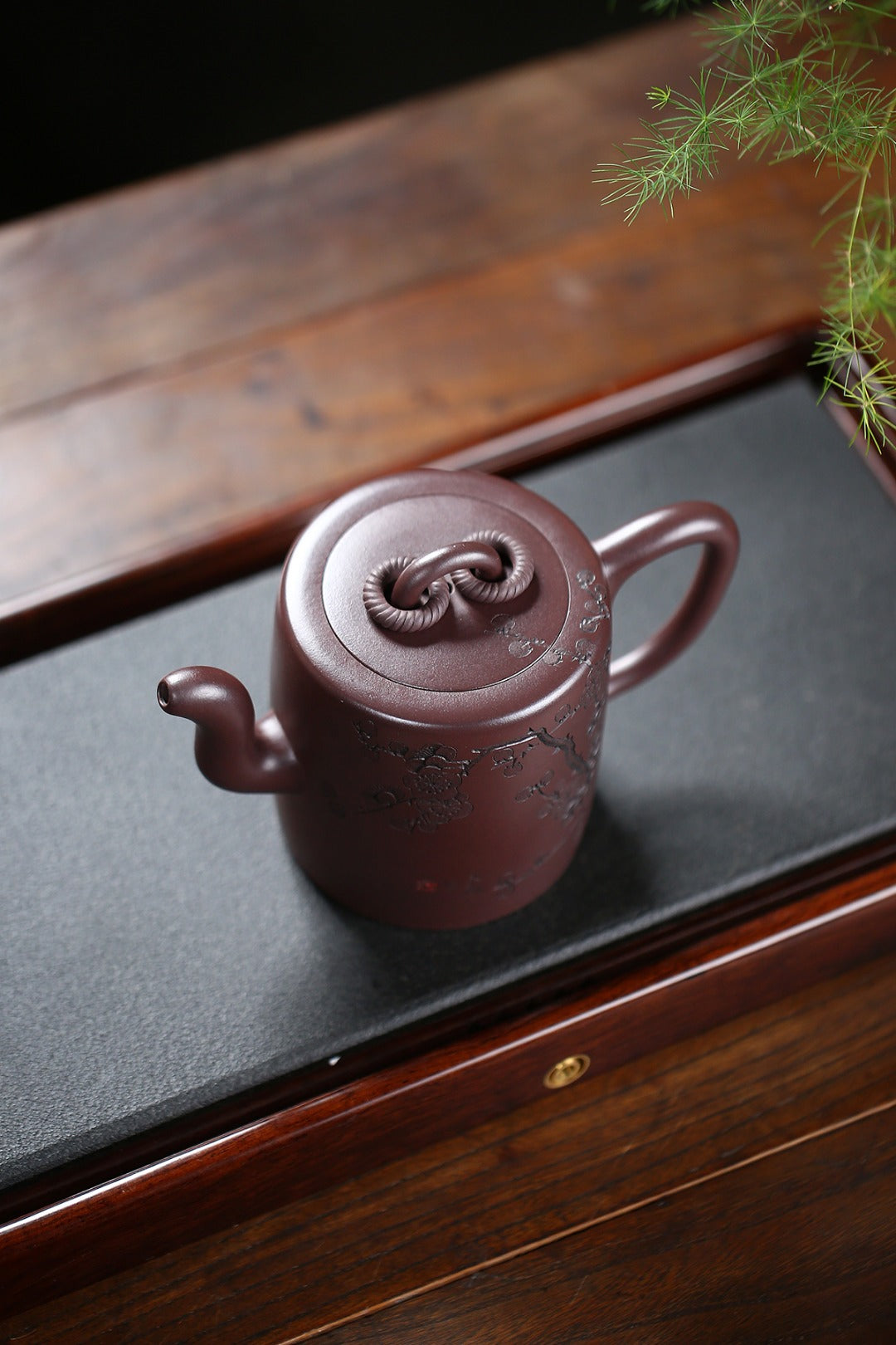 《墨梅双圈》 作者简介：高建中 研究员级高级工艺美术师 原矿老茄皮紫泥，520cc，菱形14孔出水