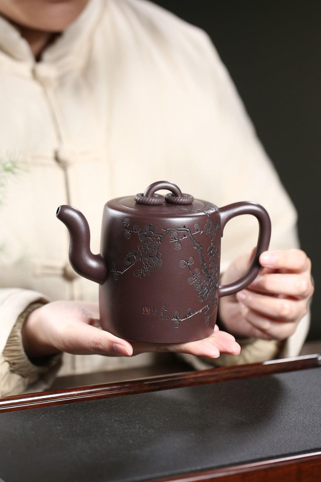 《墨梅双圈》 作者简介：高建中 研究员级高级工艺美术师 原矿老茄皮紫泥，520cc，菱形14孔出水
