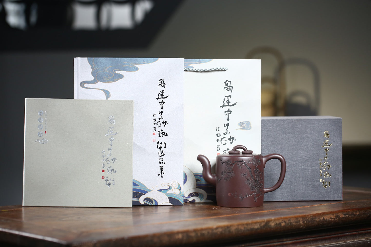 《墨梅双圈》 作者简介：高建中 研究员级高级工艺美术师 原矿老茄皮紫泥，520cc，菱形14孔出水