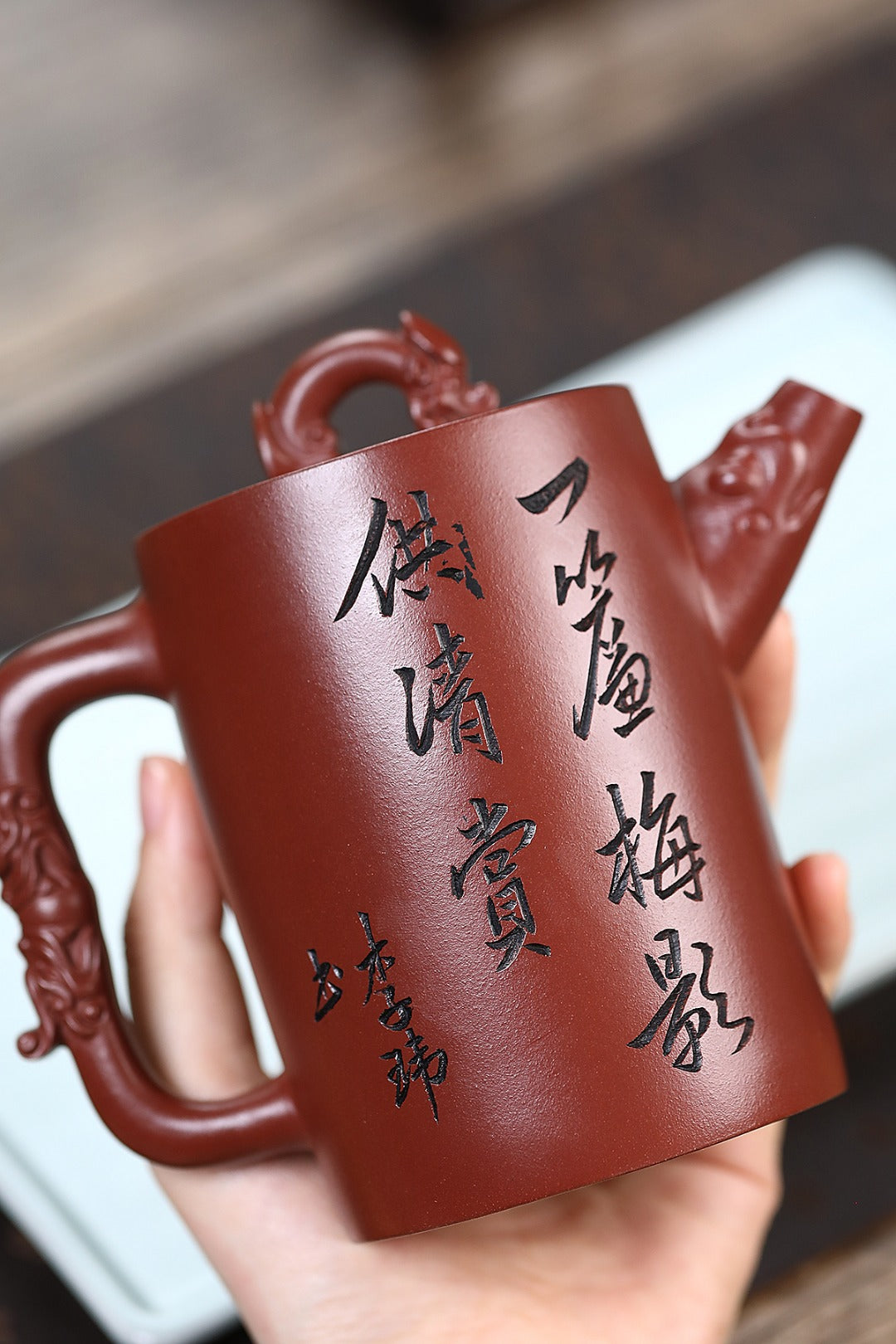 《祥龙玉柱》 国家级高级工艺美术师 蒋亚平 装饰：李玮（江苏省陶瓷艺术大师，正高）原矿极品龙血砂，350cc