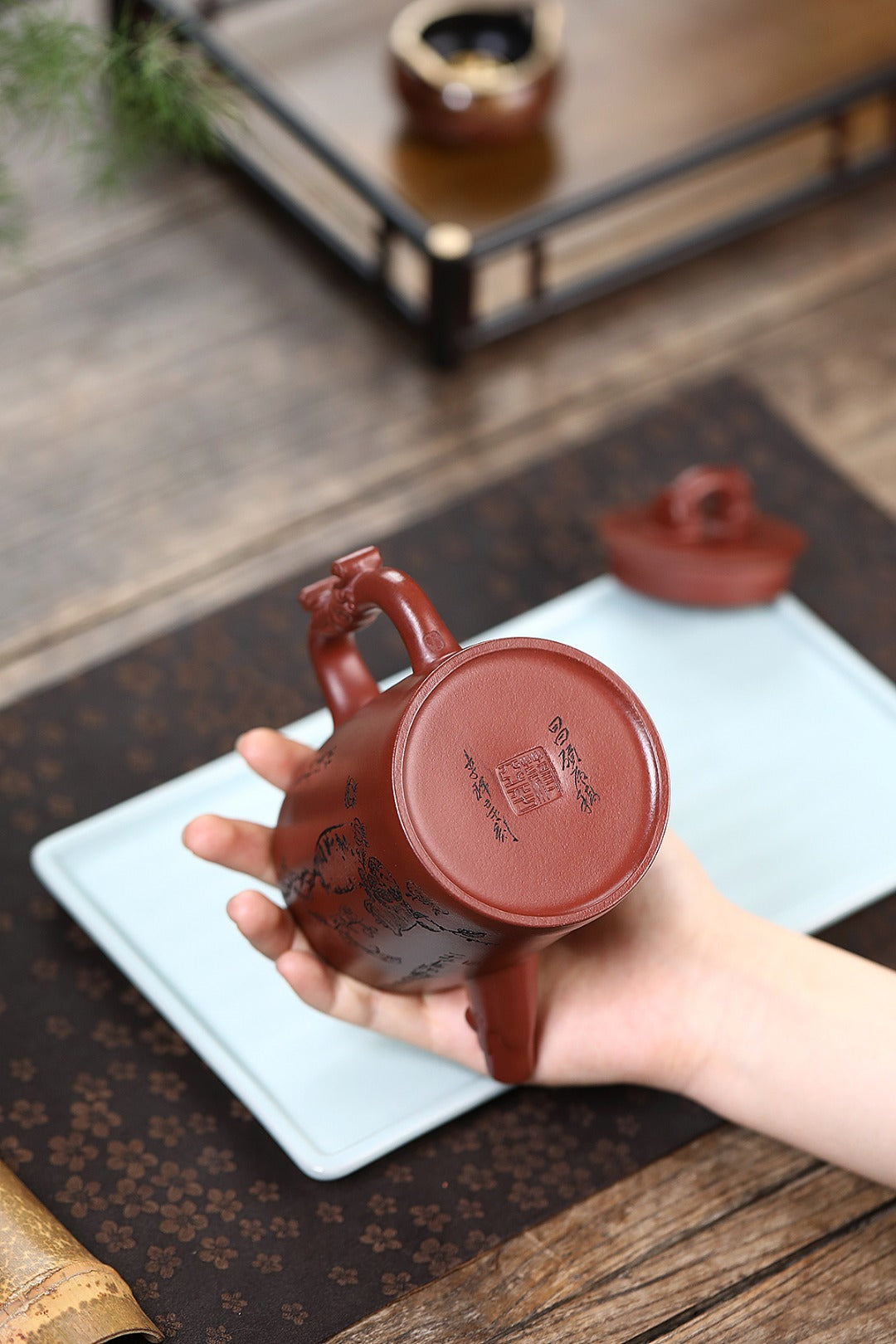 《祥龙玉柱》 国家级高级工艺美术师 蒋亚平 装饰：李玮（江苏省陶瓷艺术大师，正高）原矿极品龙血砂，350cc