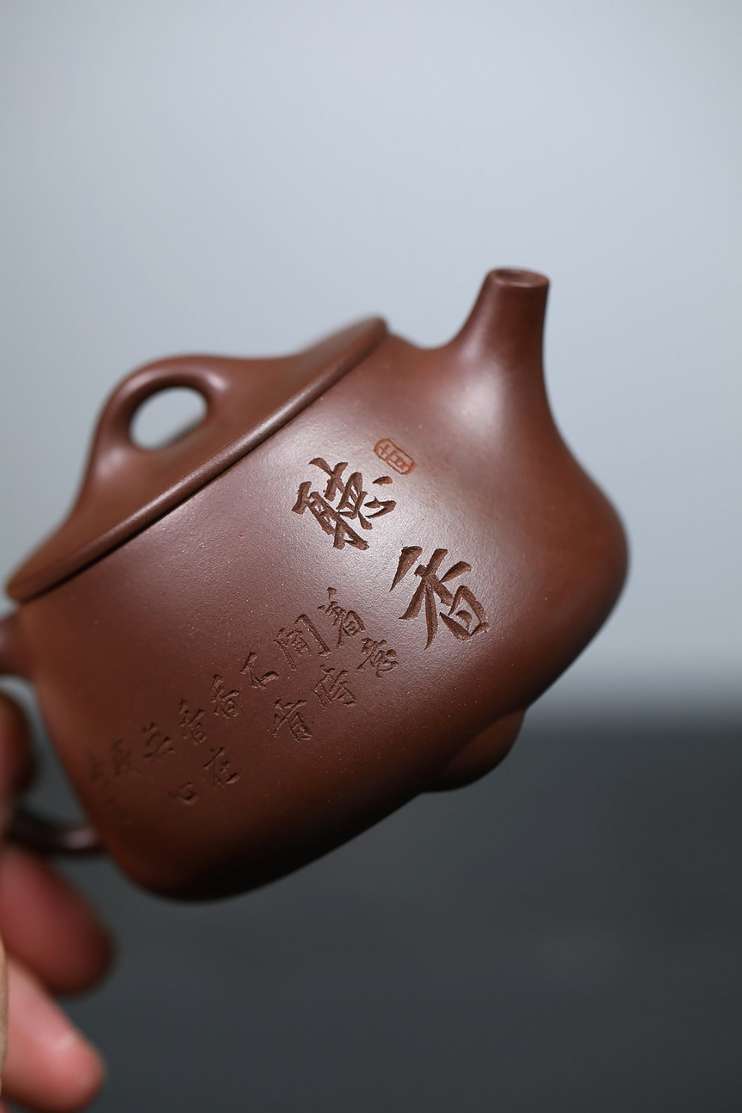 《大口石瓢》 国家级工艺美术师 鲍玉华 装饰：李玮（江苏省陶瓷艺术大师，正高）原矿文革老紫泥，170cc，菱形14孔出水