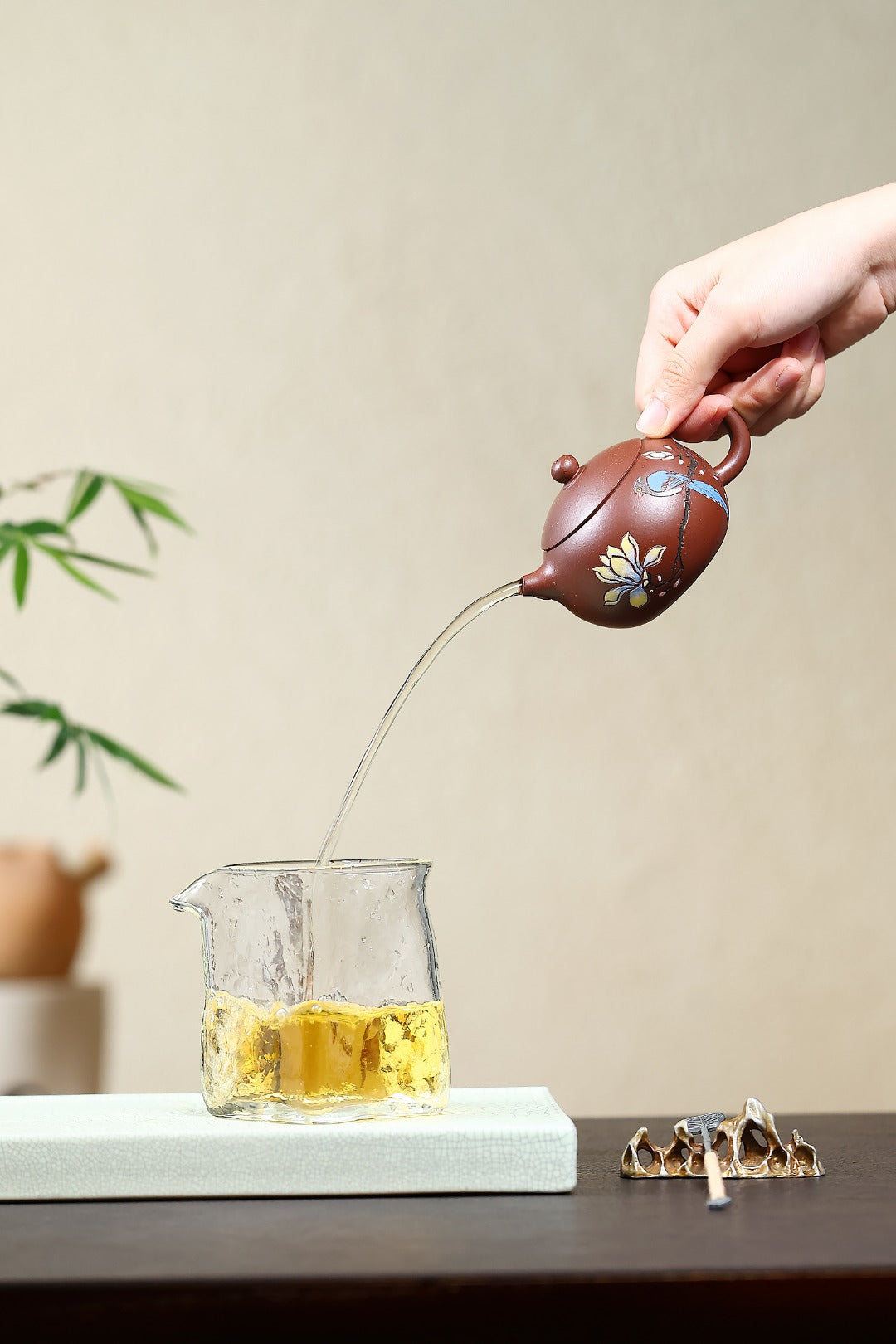 《西施》 国家级工艺美术师 鲍玉华 装饰：李玮（江苏省陶瓷艺术大师，正高）原矿家藏老紫泥，130cc，内推球孔出水