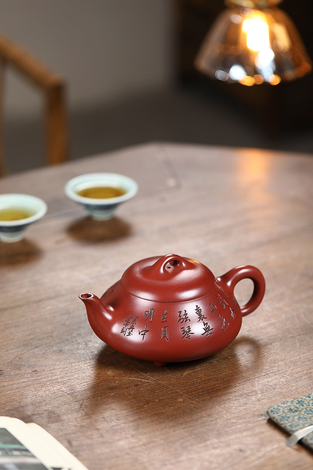 《汉棠石瓢》 王敏（正高级工艺美术师）高建中（正高级乡村振兴技艺师） 作品简介：原矿94年三号坡龙血砂，450cc，菱形9孔出水