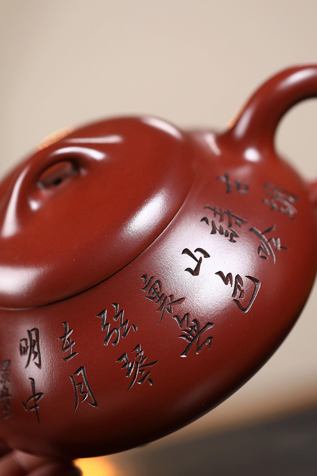 《汉棠石瓢》 王敏（正高级工艺美术师）高建中（正高级乡村振兴技艺师） 作品简介：原矿94年三号坡龙血砂，450cc，菱形9孔出水