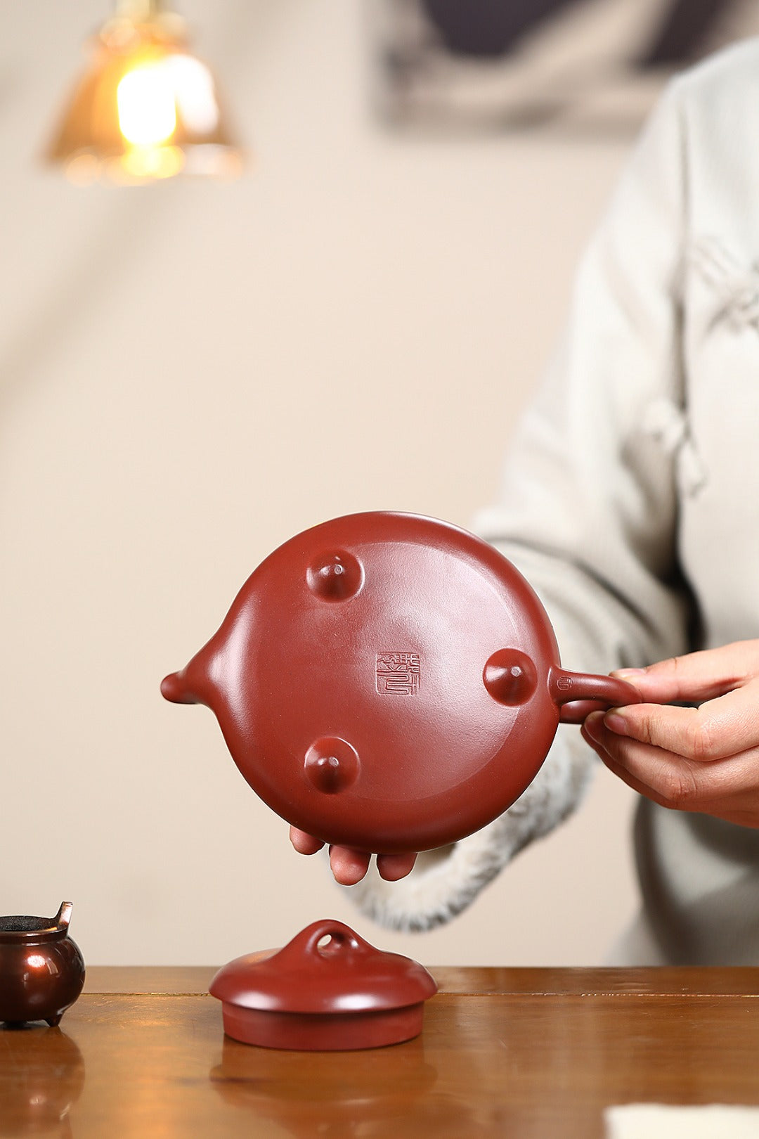 《汉棠石瓢》 王敏（正高级工艺美术师）高建中（正高级乡村振兴技艺师） 作品简介：原矿94年三号坡龙血砂，450cc，菱形9孔出水