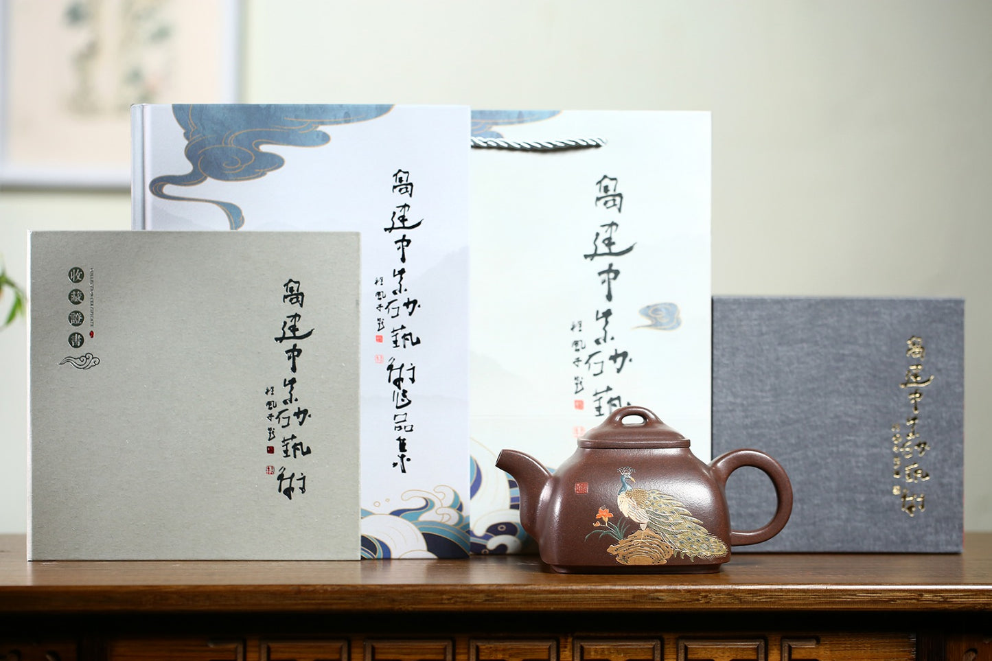 《四方坦然》 作者简介：高建中 研究员级高级工艺美术师 原矿金砂老紫泥，600cc，并列10孔出水