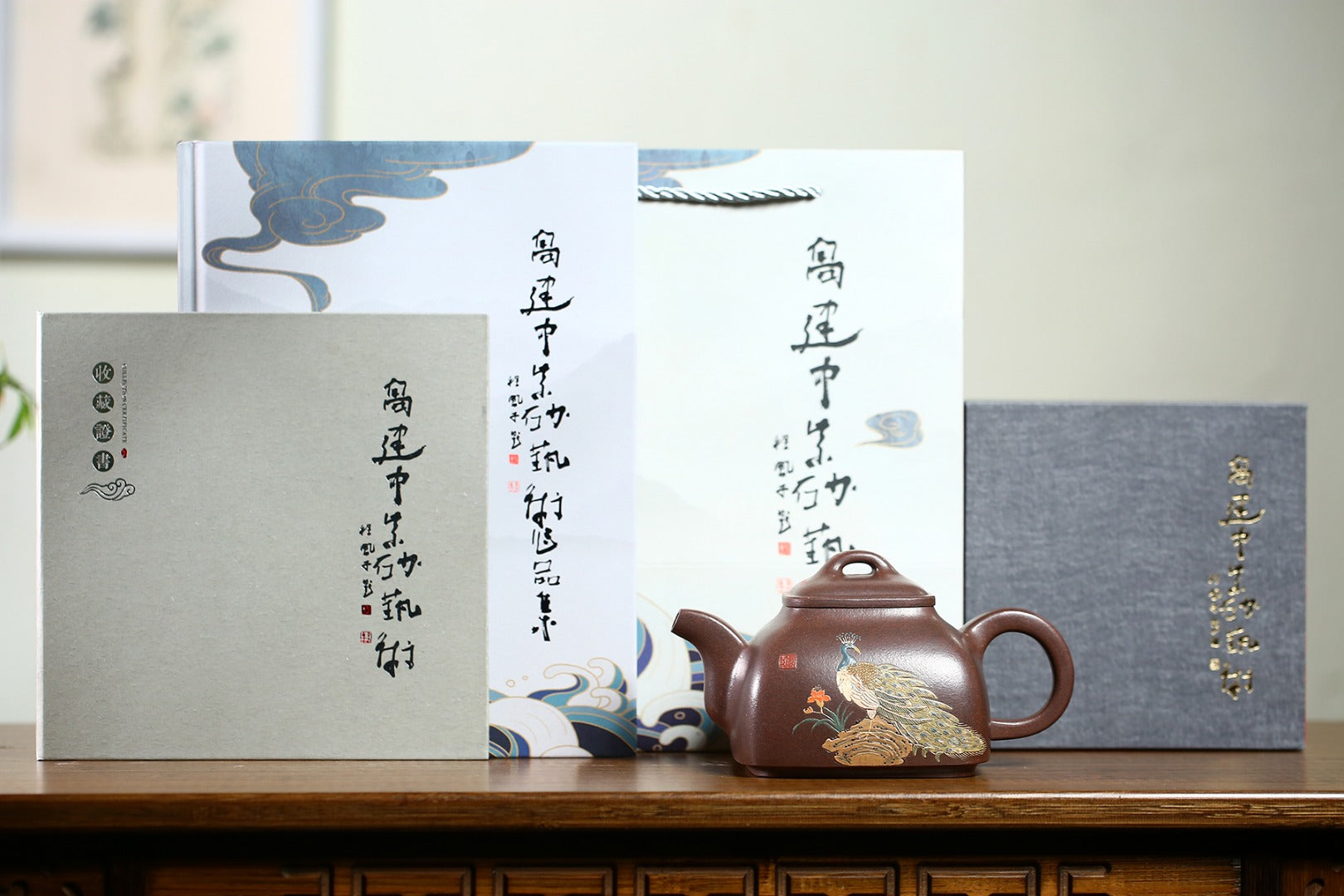 《四方坦然》 作者简介：高建中 研究员级高级工艺美术师 原矿金砂老紫泥，600cc，并列10孔出水