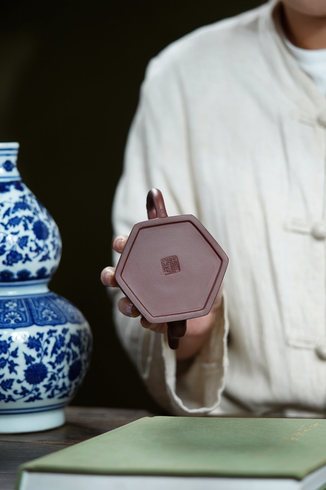 《双龙戏珠》 国家级高级工艺美术师 蒋亚平 原矿紫泥，320cc ，菱形9孔出水