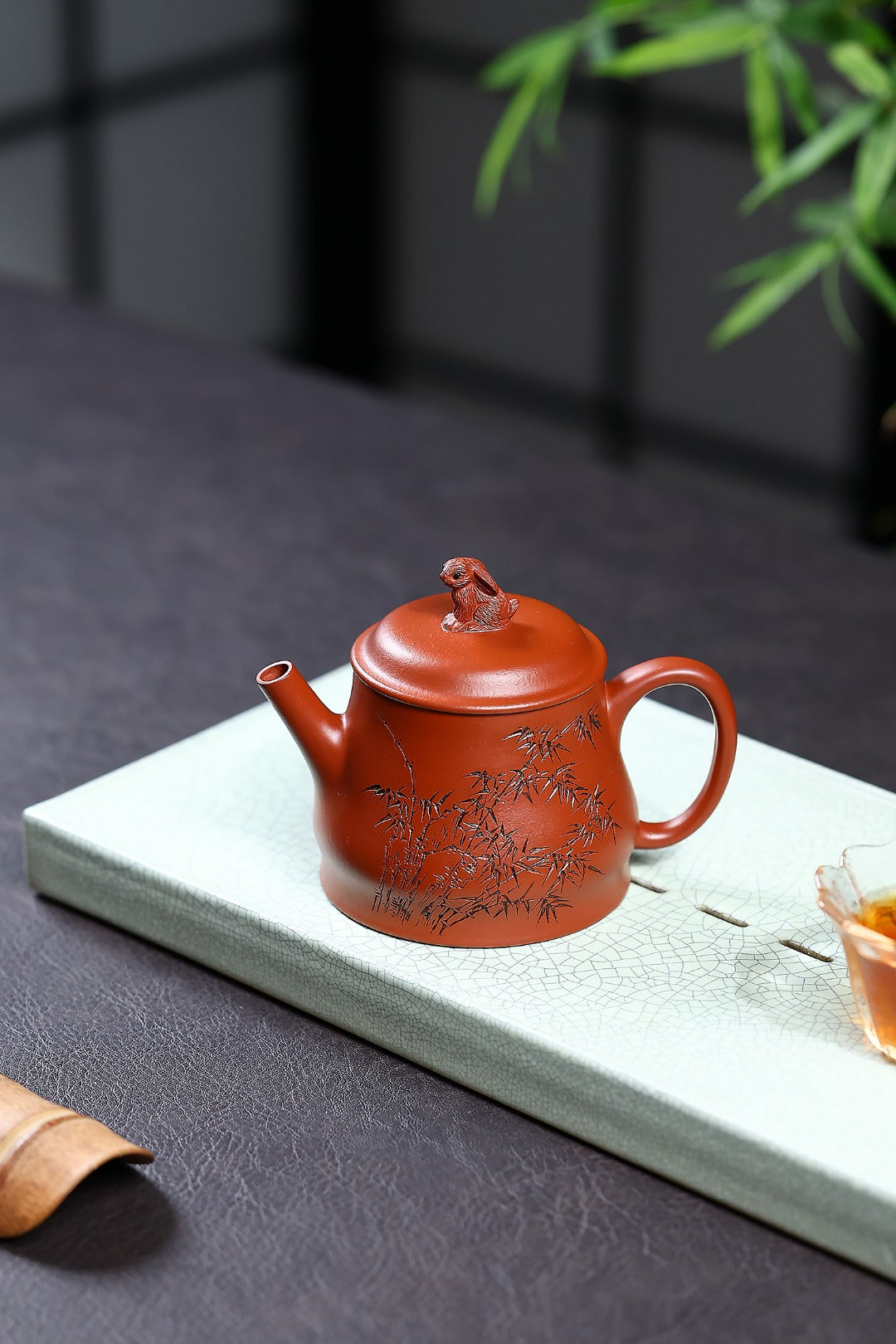 《瑞兔壶》 国家级工艺美术师 鲍玉华 装饰：李玮（江苏省陶瓷艺术大师，正高）原矿家藏大红袍，200cc，菱形14孔出水