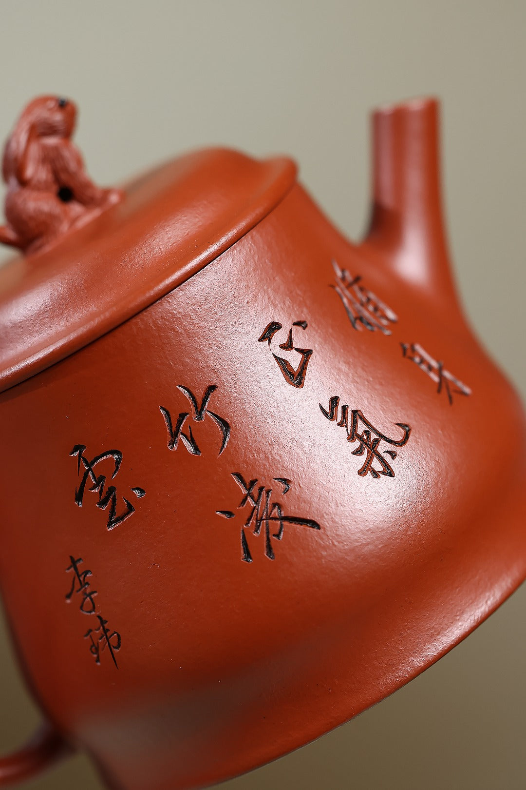 《瑞兔壶》 国家级工艺美术师 鲍玉华 装饰：李玮（江苏省陶瓷艺术大师，正高）原矿家藏大红袍，200cc，菱形14孔出水
