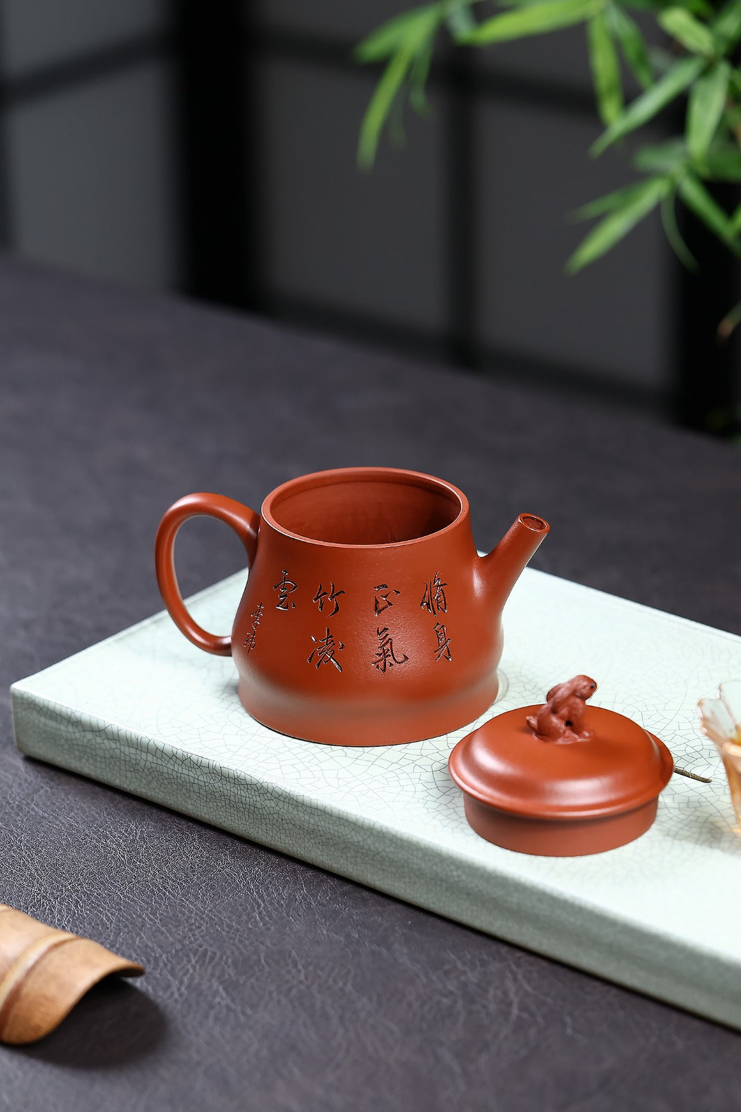 《瑞兔壶》 国家级工艺美术师 鲍玉华 装饰：李玮（江苏省陶瓷艺术大师，正高）原矿家藏大红袍，200cc，菱形14孔出水