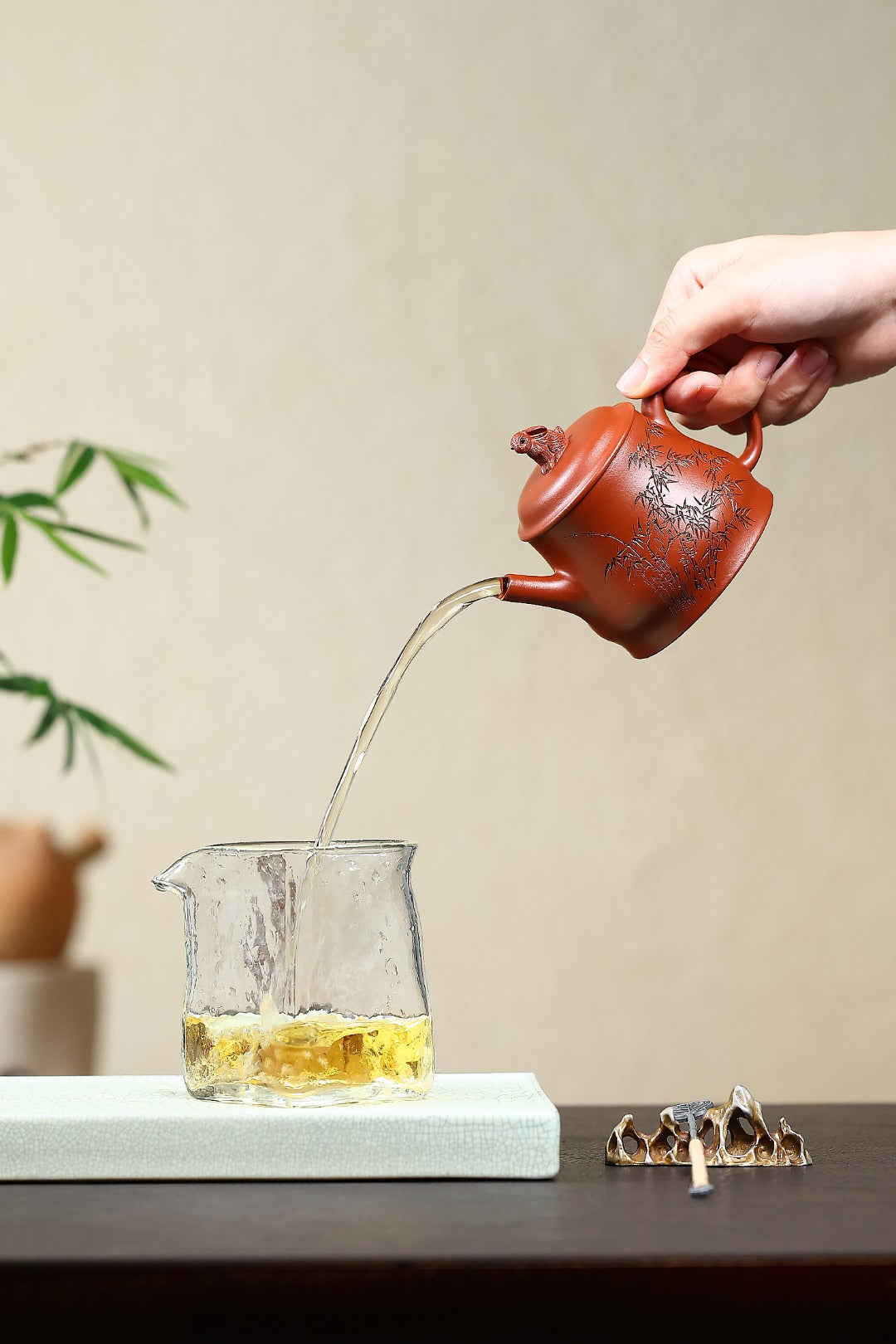 《瑞兔壶》 国家级工艺美术师 鲍玉华 装饰：李玮（江苏省陶瓷艺术大师，正高）原矿家藏大红袍，200cc，菱形14孔出水
