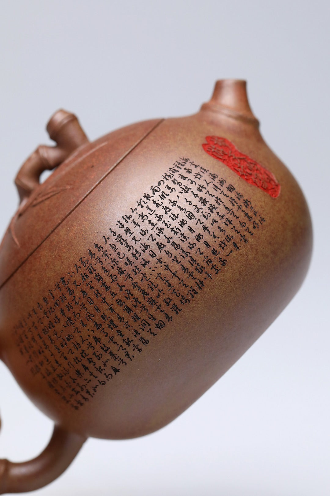 《竹节西施》 作者简介：李玮 中国陶瓷设计艺术大师 正高级工艺美术师  原矿古龙窑柴烧翡翠金砂，220cc，菱形9孔出水