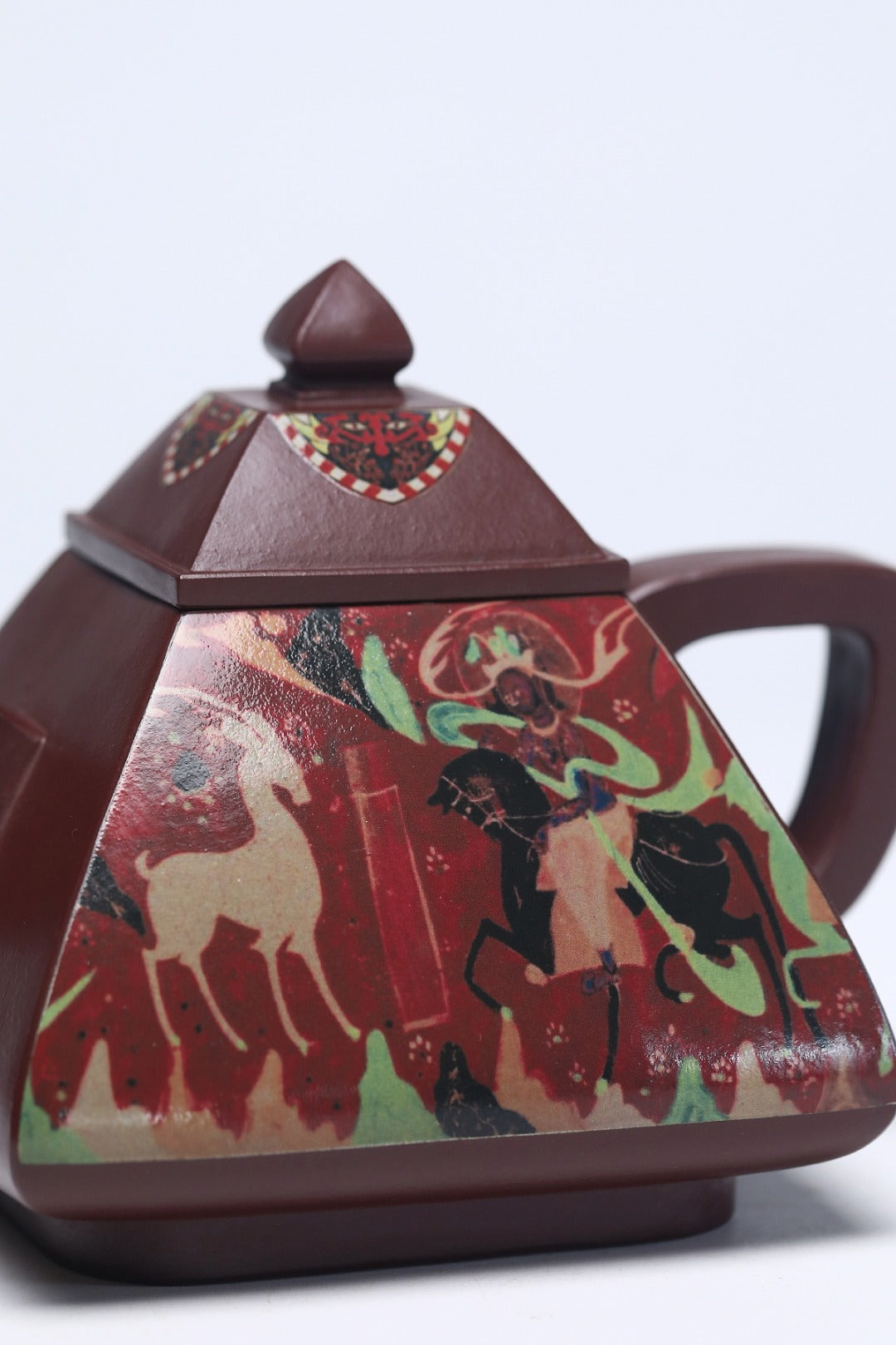 《宝塔·九色鹿》 作者简介：李玮 中国陶瓷设计艺术大师  正高级工艺美术师 作品简介：原矿一厂深井极品老紫泥，420cc