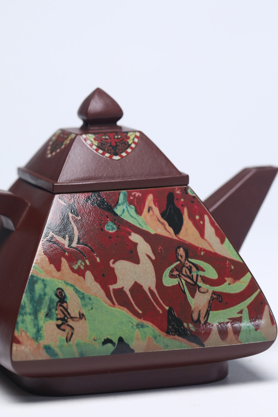 《宝塔·九色鹿》 作者简介：李玮 中国陶瓷设计艺术大师  正高级工艺美术师 作品简介：原矿一厂深井极品老紫泥，420cc