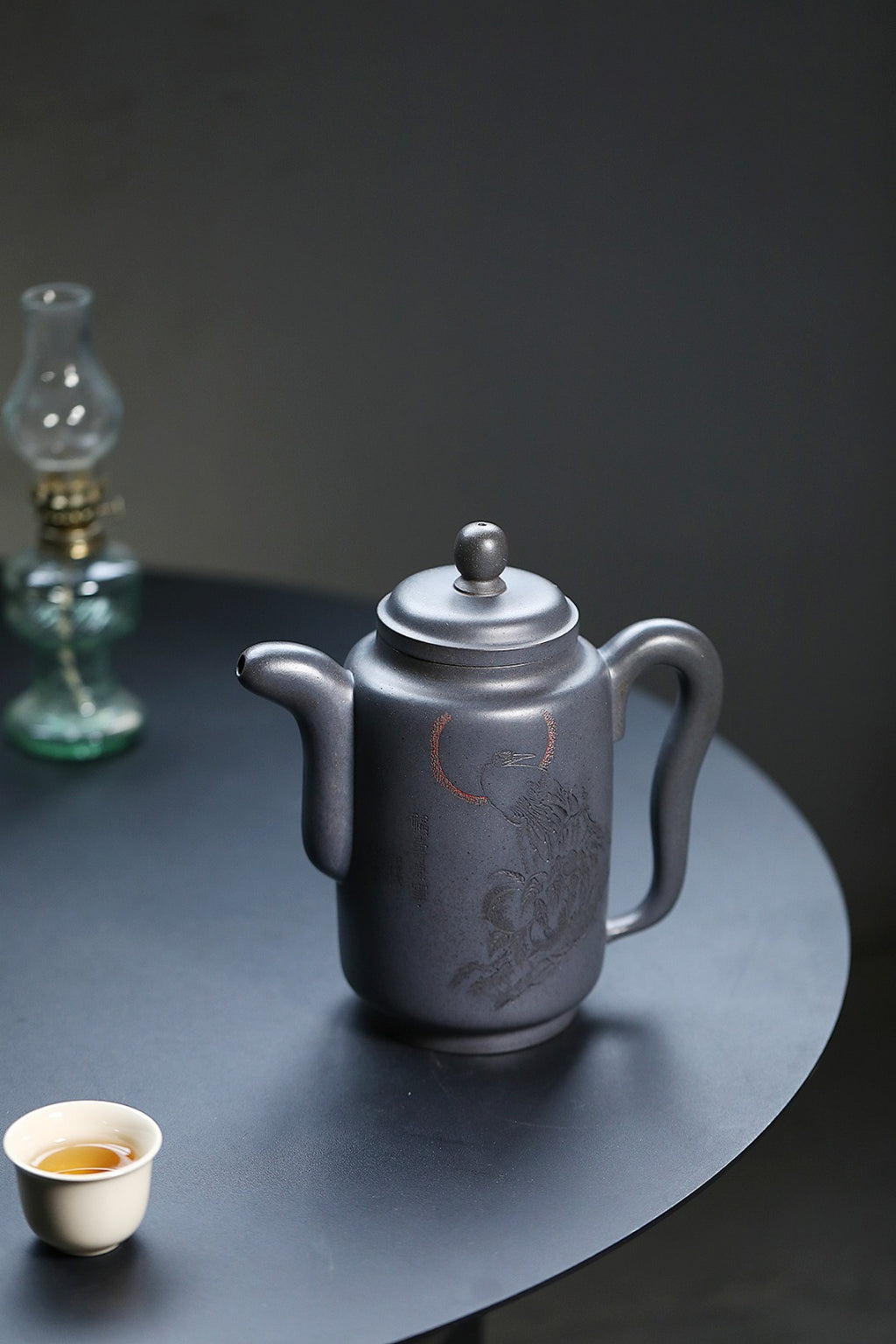 《集思》 王敏（正高级工艺美术师）装饰：李玮（江苏省陶瓷艺术大师，正高）&nbsp;高建中（正高级乡村振兴技艺师） 作品简介：原矿老青段高温还原烧，1000cc，并列33孔出水