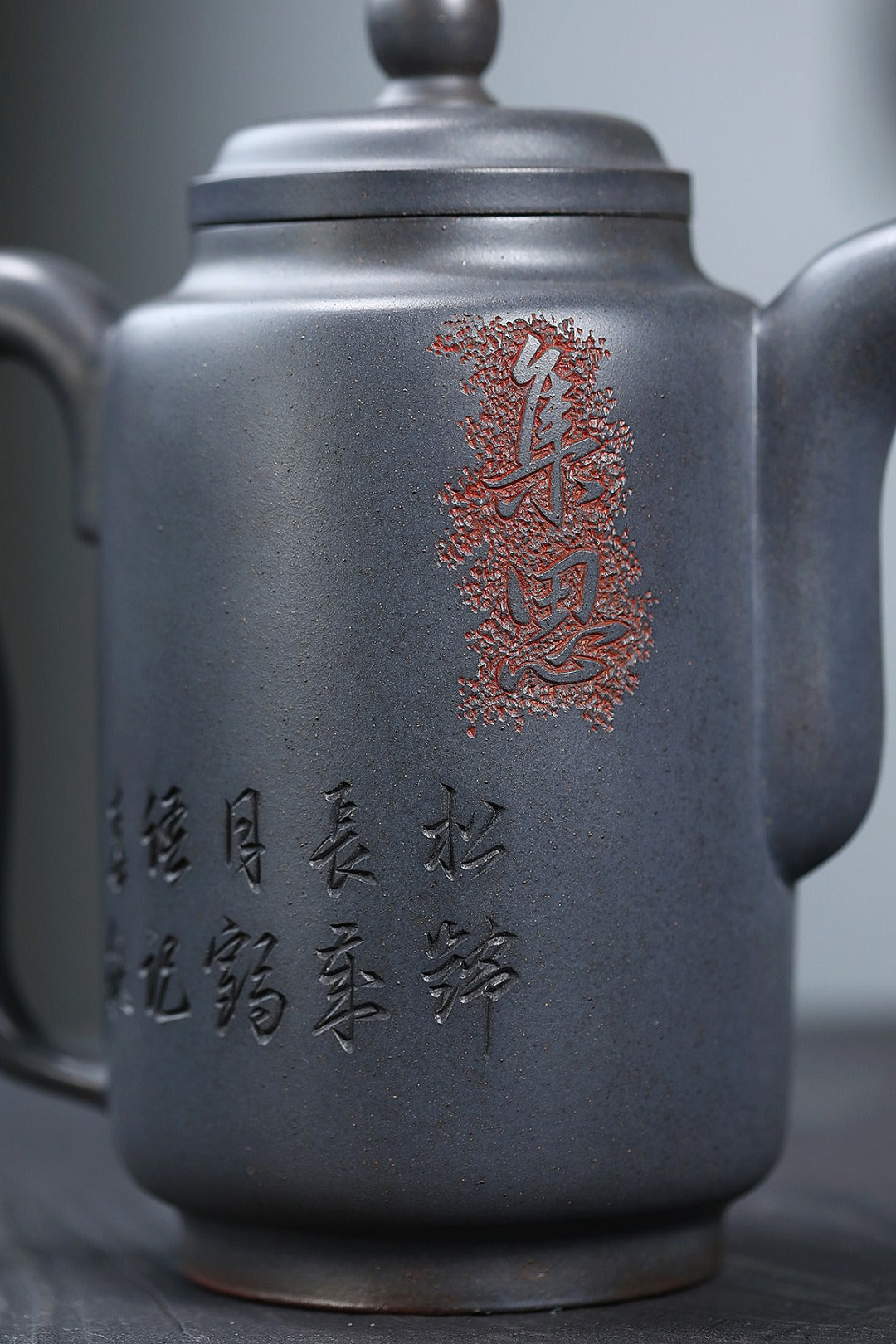 《集思》 王敏（正高级工艺美术师）装饰：李玮（江苏省陶瓷艺术大师，正高）&nbsp;高建中（正高级乡村振兴技艺师） 作品简介：原矿老青段高温还原烧，1000cc，并列33孔出水