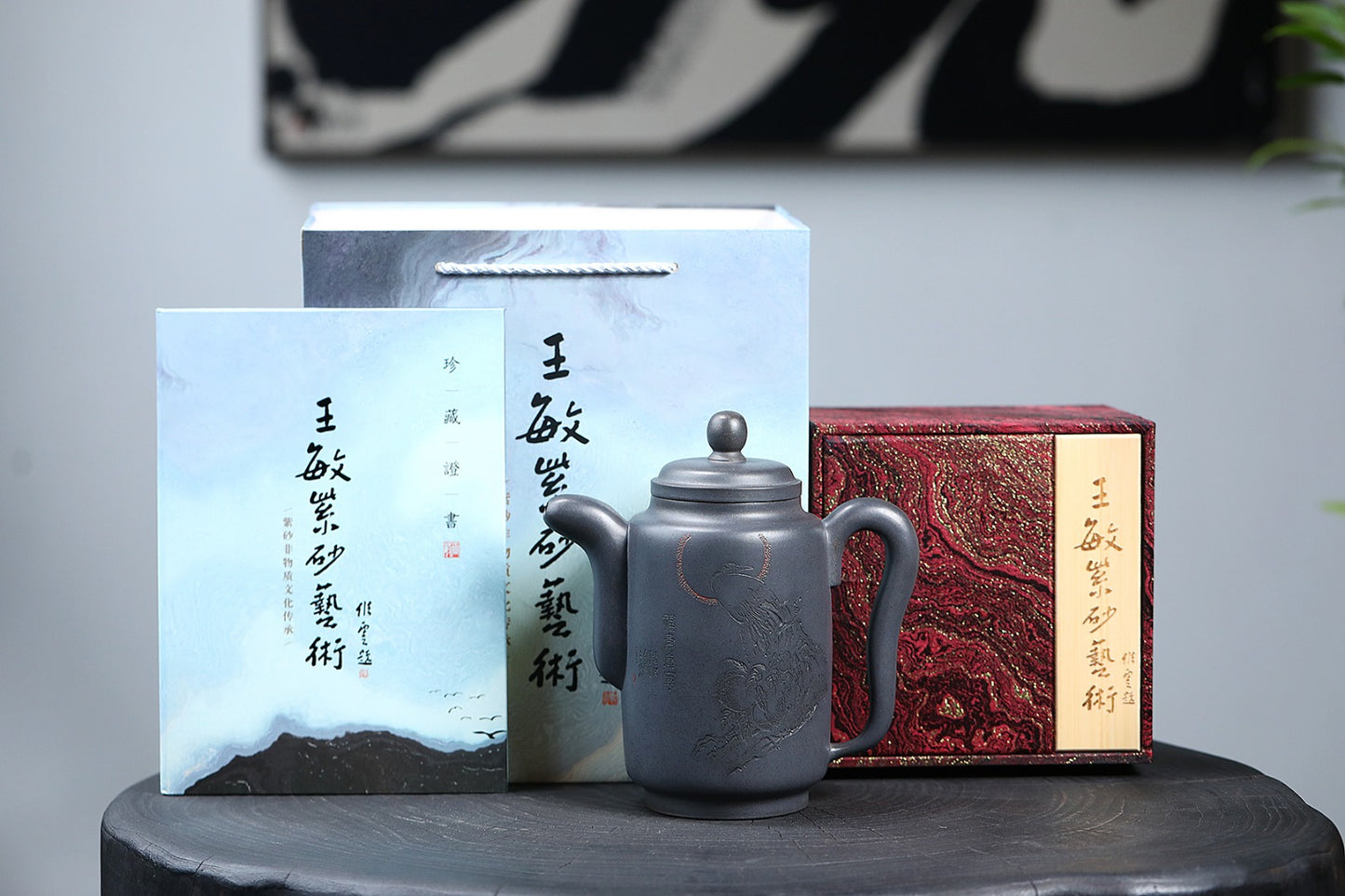 《集思》 王敏（正高级工艺美术师）装饰：李玮（江苏省陶瓷艺术大师，正高）&nbsp;高建中（正高级乡村振兴技艺师） 作品简介：原矿老青段高温还原烧，1000cc，并列33孔出水