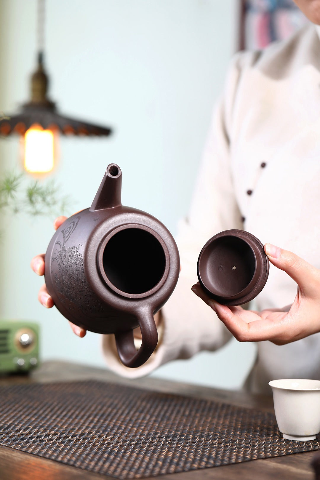《双狮献瑞》 作者简介：高建中 研究员级高级工艺美术师 正高级工艺美术师 作品简介：原矿老紫泥，720cc，菱形19孔出水