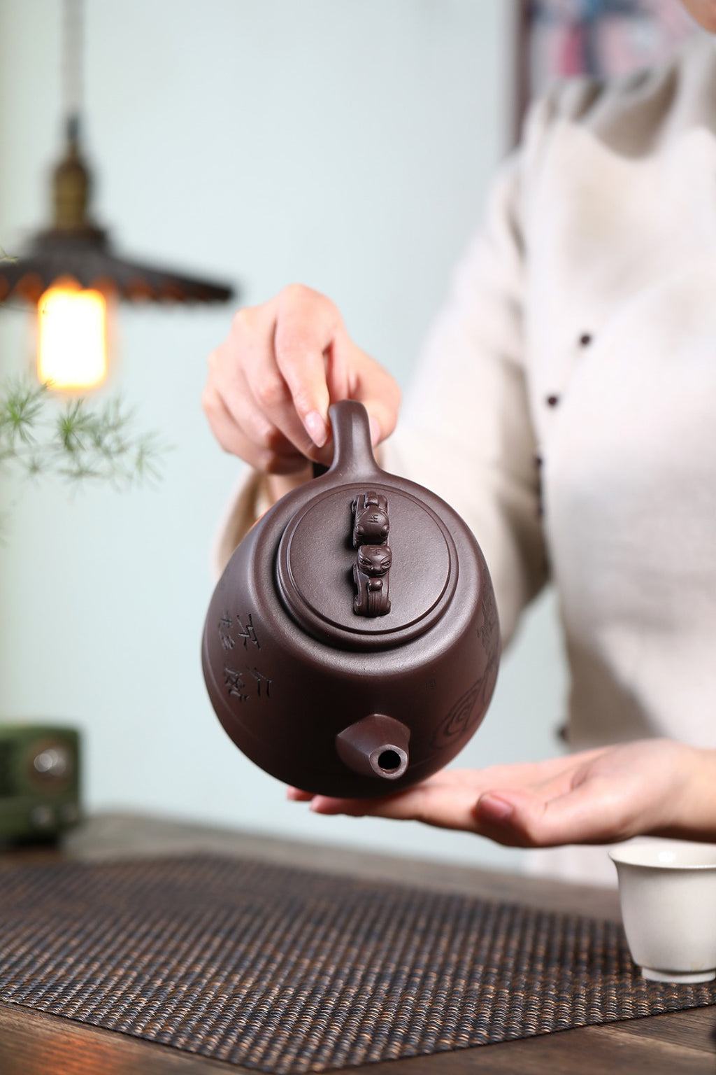 《双狮献瑞》 作者简介：高建中 研究员级高级工艺美术师 正高级工艺美术师 作品简介：原矿老紫泥，720cc，菱形19孔出水