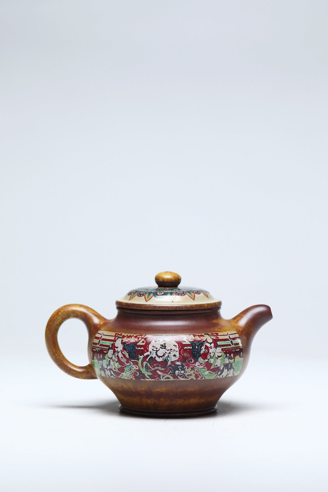 《掇只·舞乐礼法》 作者简介：李玮 中国陶瓷设计艺术大师  正高级工艺美术师 原矿古龙窑柴烧翡翠金砂，520cc，菱形16孔出水