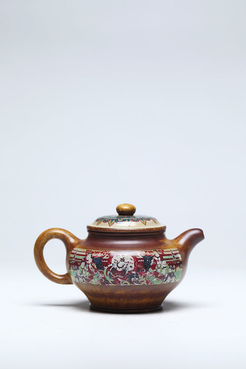《掇只·舞乐礼法》 作者简介：李玮 中国陶瓷设计艺术大师  正高级工艺美术师 原矿古龙窑柴烧翡翠金砂，520cc，菱形16孔出水