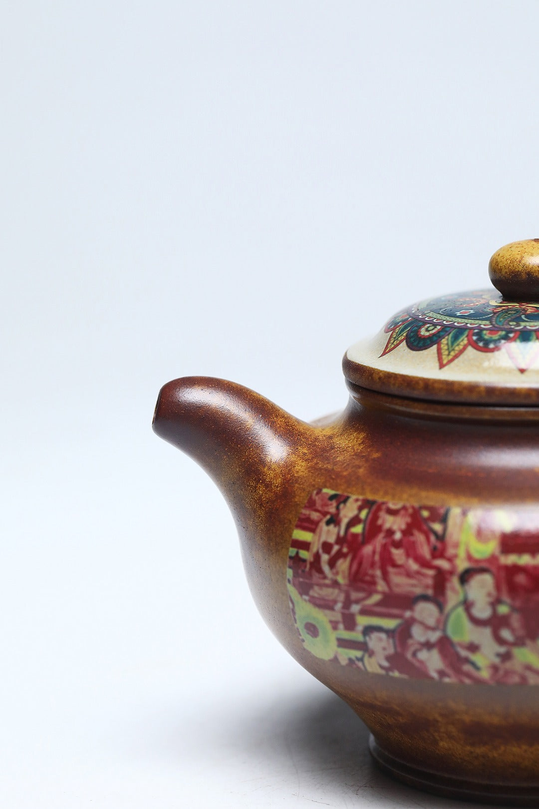 《掇只·舞乐礼法》 作者简介：李玮 中国陶瓷设计艺术大师  正高级工艺美术师 原矿古龙窑柴烧翡翠金砂，520cc，菱形16孔出水