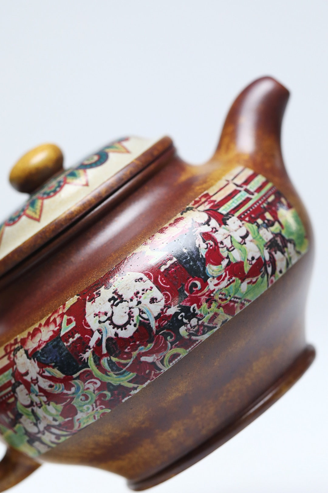 《掇只·舞乐礼法》 作者简介：李玮 中国陶瓷设计艺术大师  正高级工艺美术师 原矿古龙窑柴烧翡翠金砂，520cc，菱形16孔出水