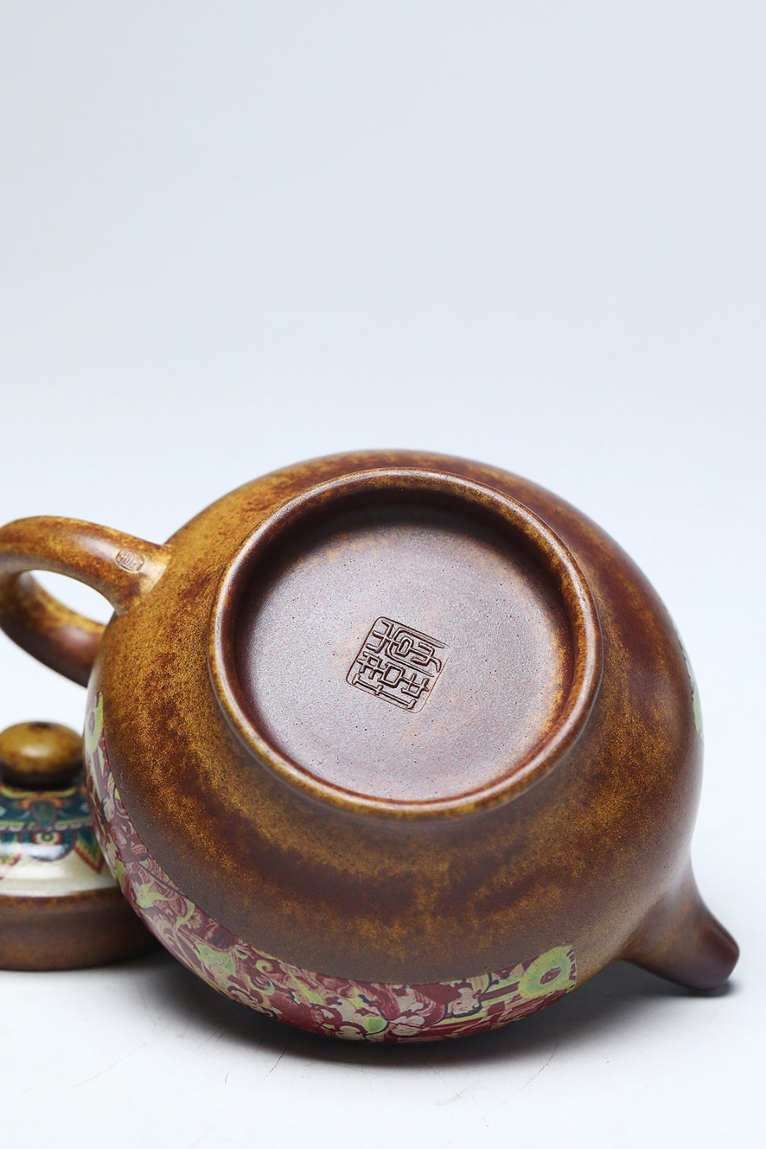 《掇只·舞乐礼法》 作者简介：李玮 中国陶瓷设计艺术大师  正高级工艺美术师 原矿古龙窑柴烧翡翠金砂，520cc，菱形16孔出水
