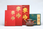 《掇只·舞乐礼法》 作者简介：李玮 中国陶瓷设计艺术大师  正高级工艺美术师 原矿古龙窑柴烧翡翠金砂，520cc，菱形16孔出水