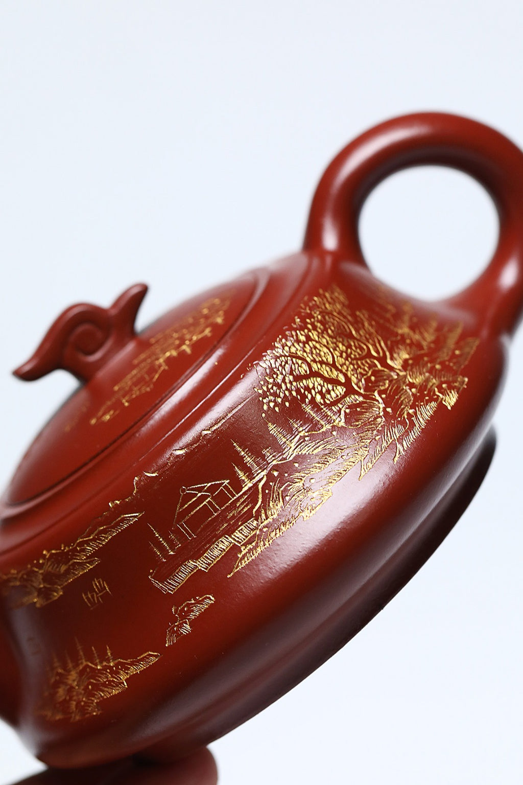 《古云梦泽》 作者简介：李玮 中国陶瓷设计艺术大师  正高级工艺美术师 作品简介：原矿二厂香山小红泥，240cc，并列24孔出水