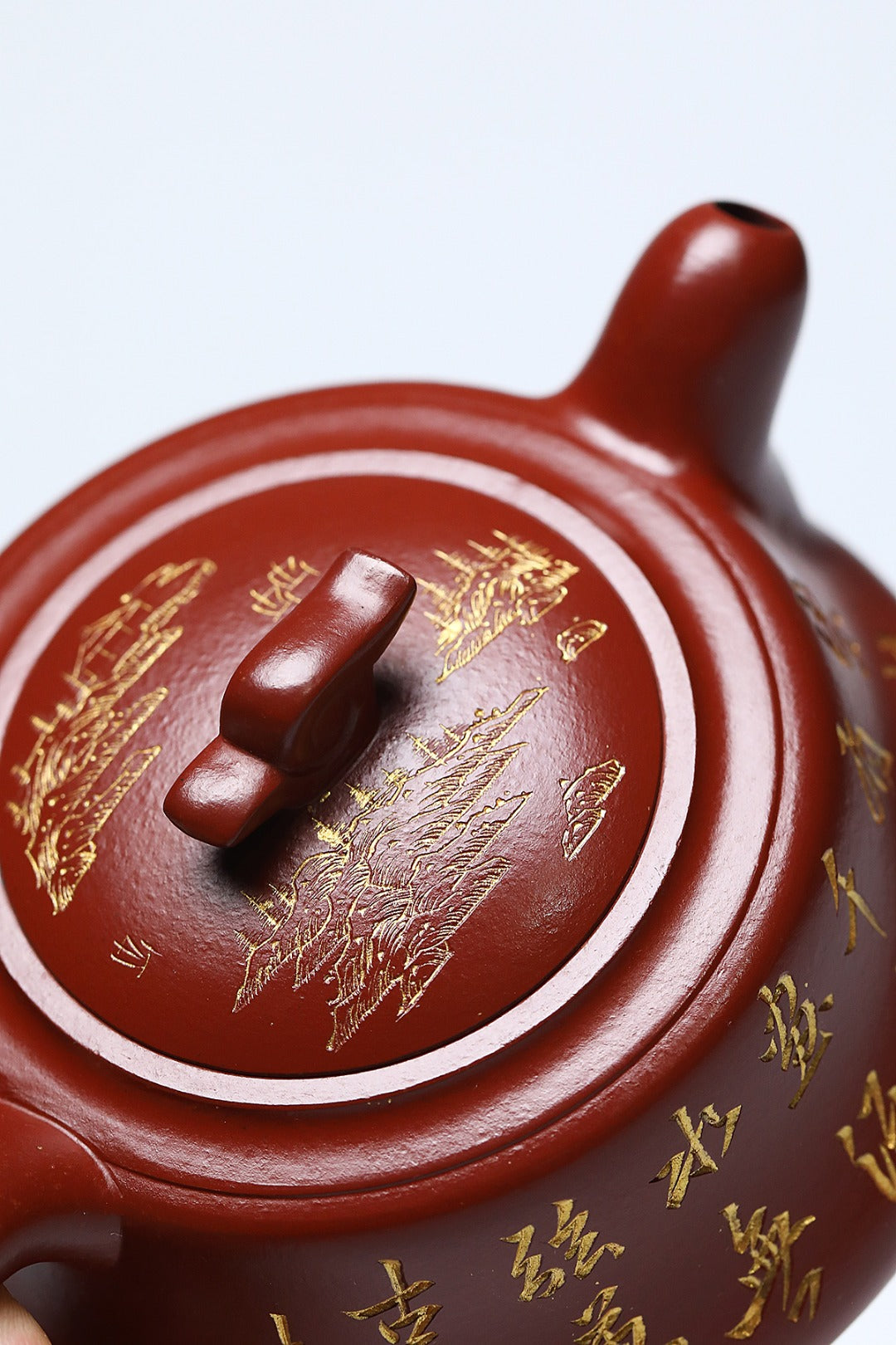 《古云梦泽》 作者简介：李玮 中国陶瓷设计艺术大师  正高级工艺美术师 作品简介：原矿二厂香山小红泥，240cc，并列24孔出水